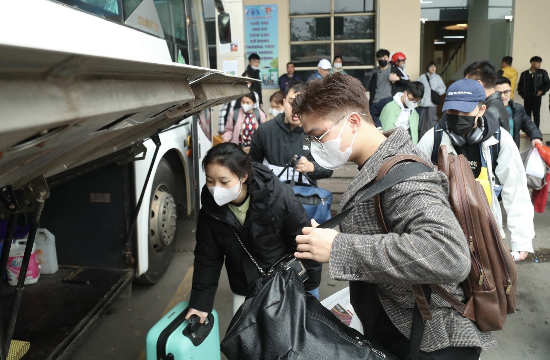 Bến xe H&agrave; Nội nườm nượp kh&aacute;ch về qu&ecirc; chiều 28 Tết- Ảnh 2.