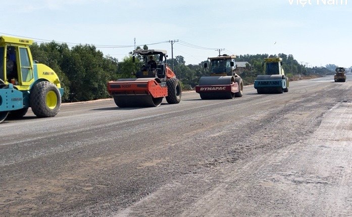 Sôi động công trường cao tốc Bến Lức - Long Thành ngày giáp Tết- Ảnh 2. Sôi động công trường cao tốc Bến Lức - Long Thành ngày giáp Tết- Ảnh 2.