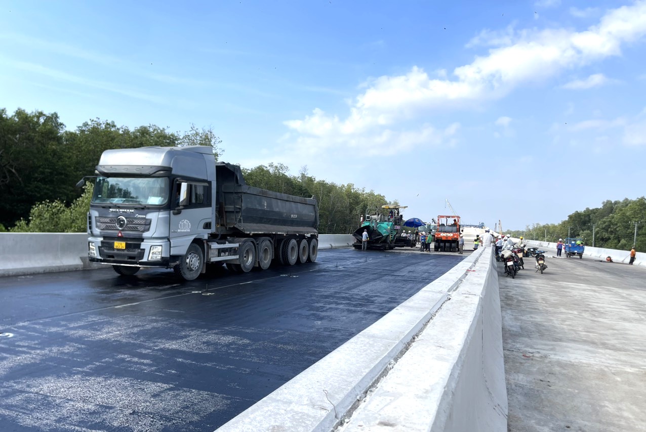 Sôi động công trường cao tốc Bến Lức - Long Thành ngày giáp Tết- Ảnh 3. Sôi động công trường cao tốc Bến Lức - Long Thành ngày giáp Tết- Ảnh 3.
