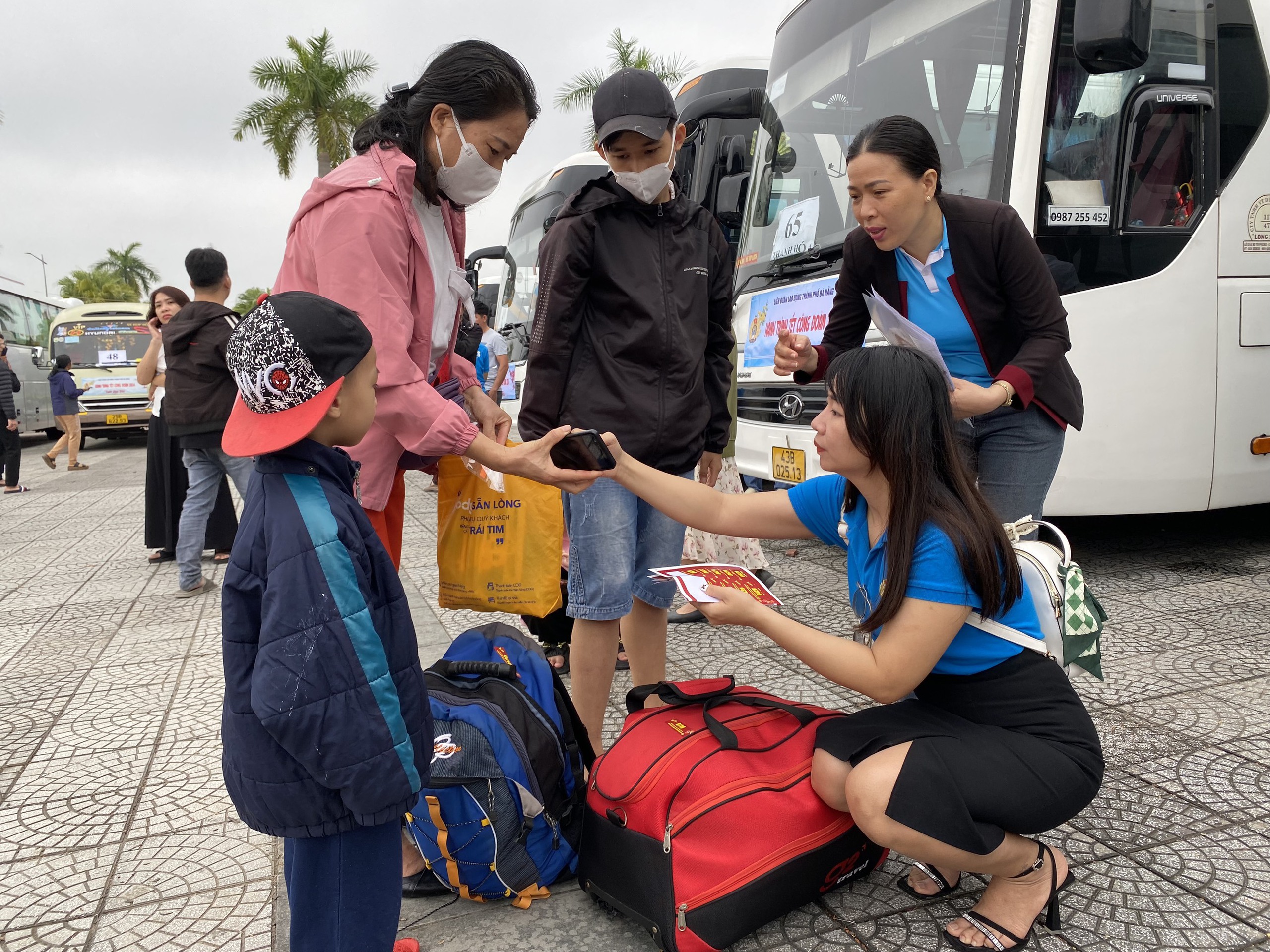C&ocirc;ng nh&acirc;n Đ&agrave; Nẵng tiết kiệm tiền triệu nhờ về Tết bằng chuyến xe C&ocirc;ng đo&agrave;n- Ảnh 3.