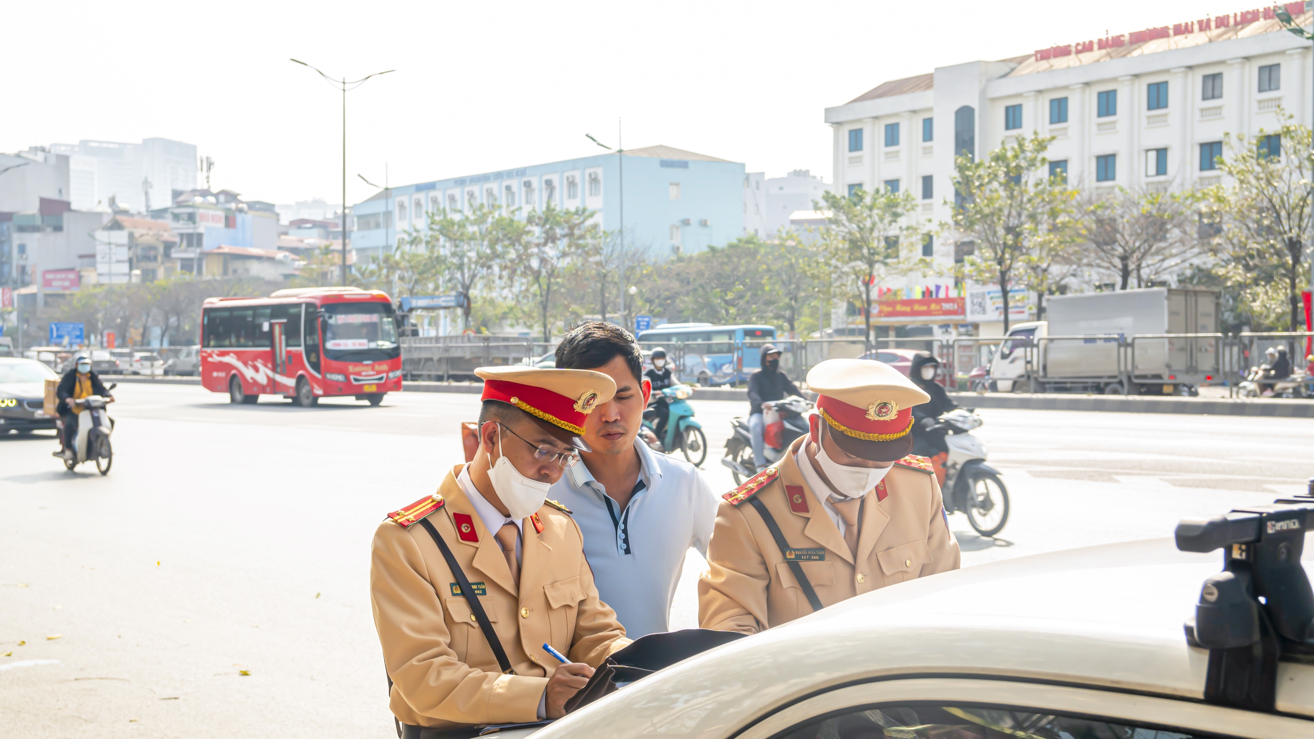 Loạt t&agrave;i xế ngậm ng&ugrave;i nộp phạt lỗi bắt kh&aacute;ch tuỳ tiện ng&agrave;y cận Tết- Ảnh 8.