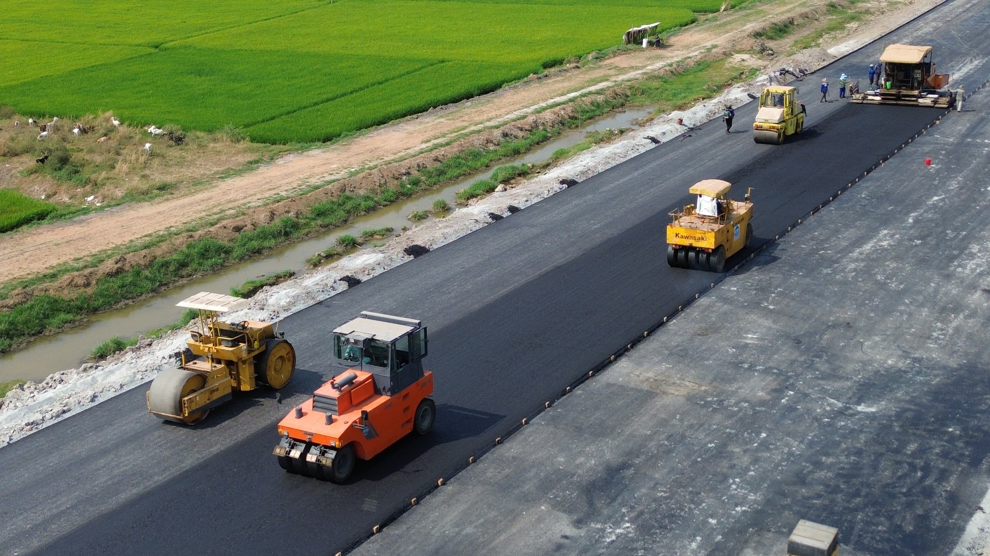 Sôi động công trường cao tốc Bến Lức - Long Thành ngày giáp Tết- Ảnh 7. Sôi động công trường cao tốc Bến Lức - Long Thành ngày giáp Tết- Ảnh 7.