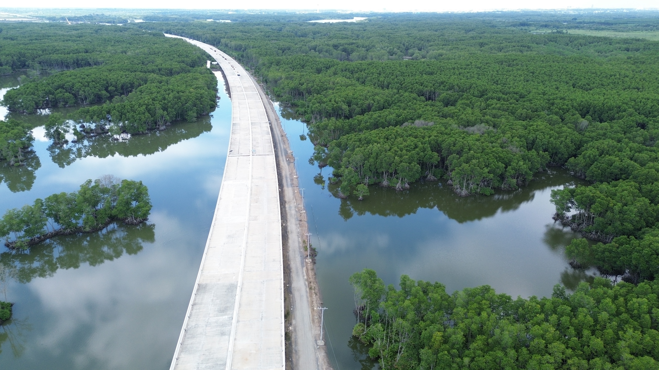 Sôi động công trường cao tốc Bến Lức - Long Thành ngày giáp Tết- Ảnh 1. Sôi động công trường cao tốc Bến Lức - Long Thành ngày giáp Tết- Ảnh 1.