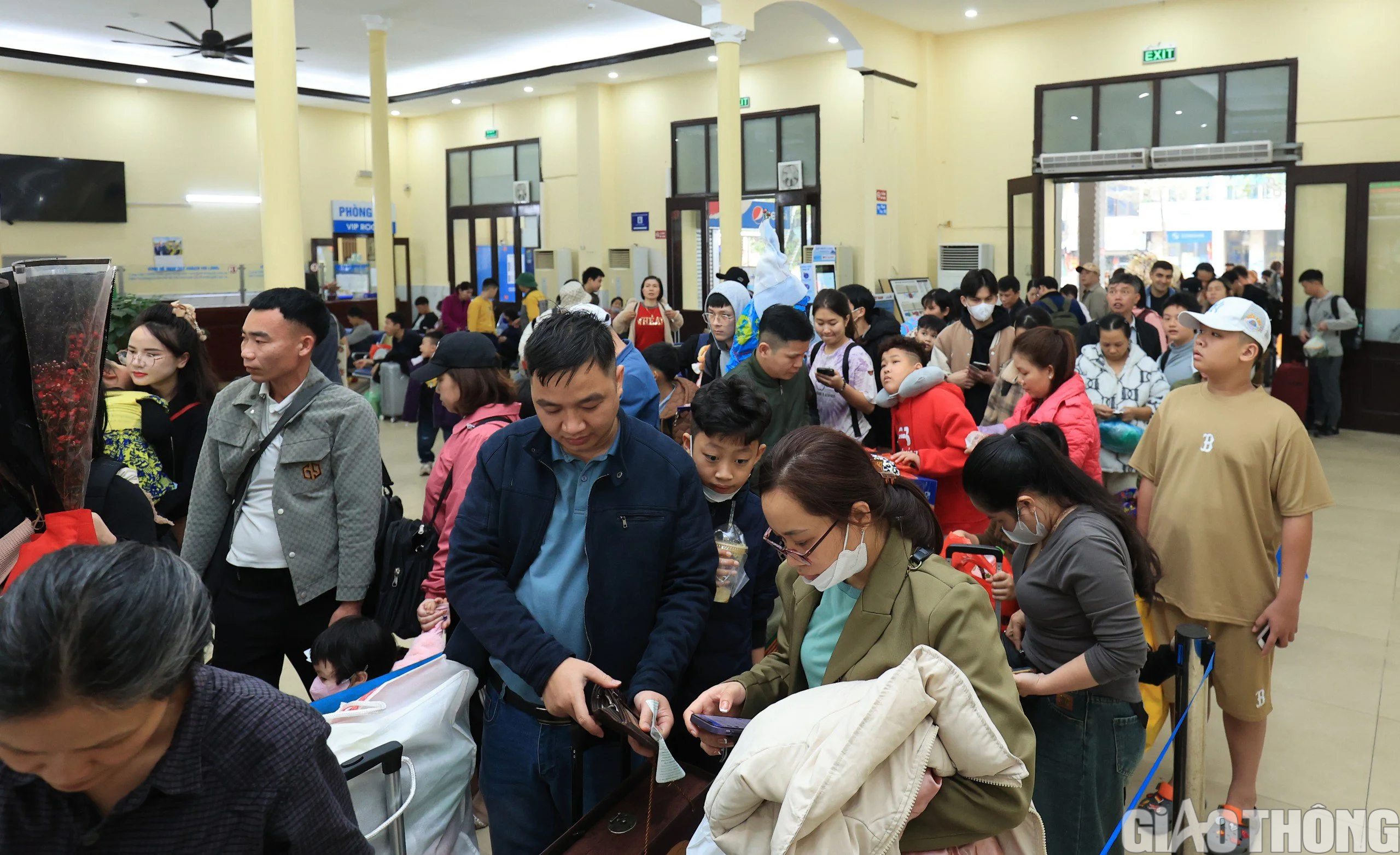 Ga H&agrave; Nội đ&ocirc;ng nghẹt kh&aacute;ch ng&agrave;y cuối trước kỳ nghỉ Tết- Ảnh 1.