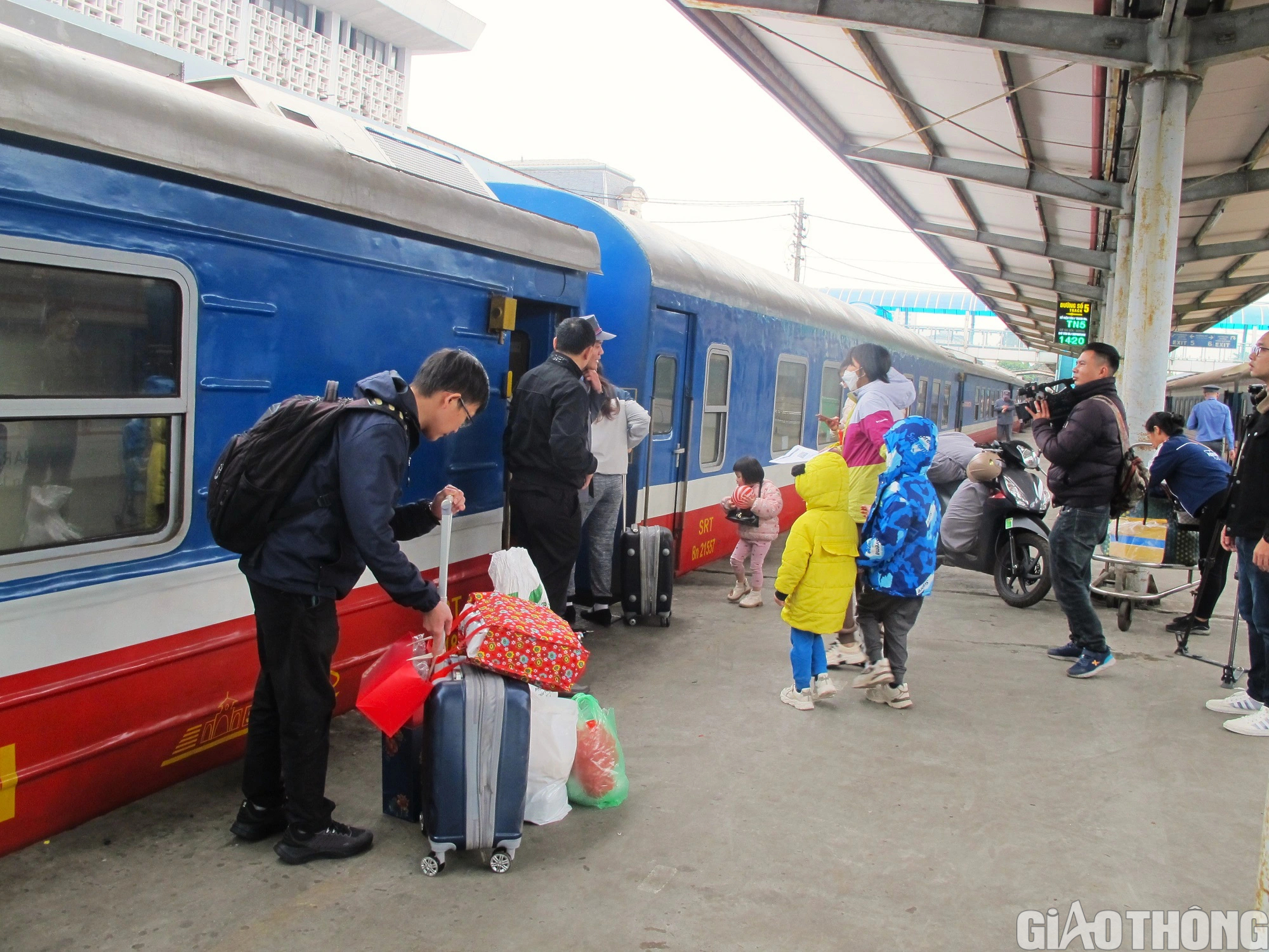 Ga H&agrave; Nội đ&ocirc;ng nghẹt kh&aacute;ch ng&agrave;y cuối trước kỳ nghỉ Tết- Ảnh 11.