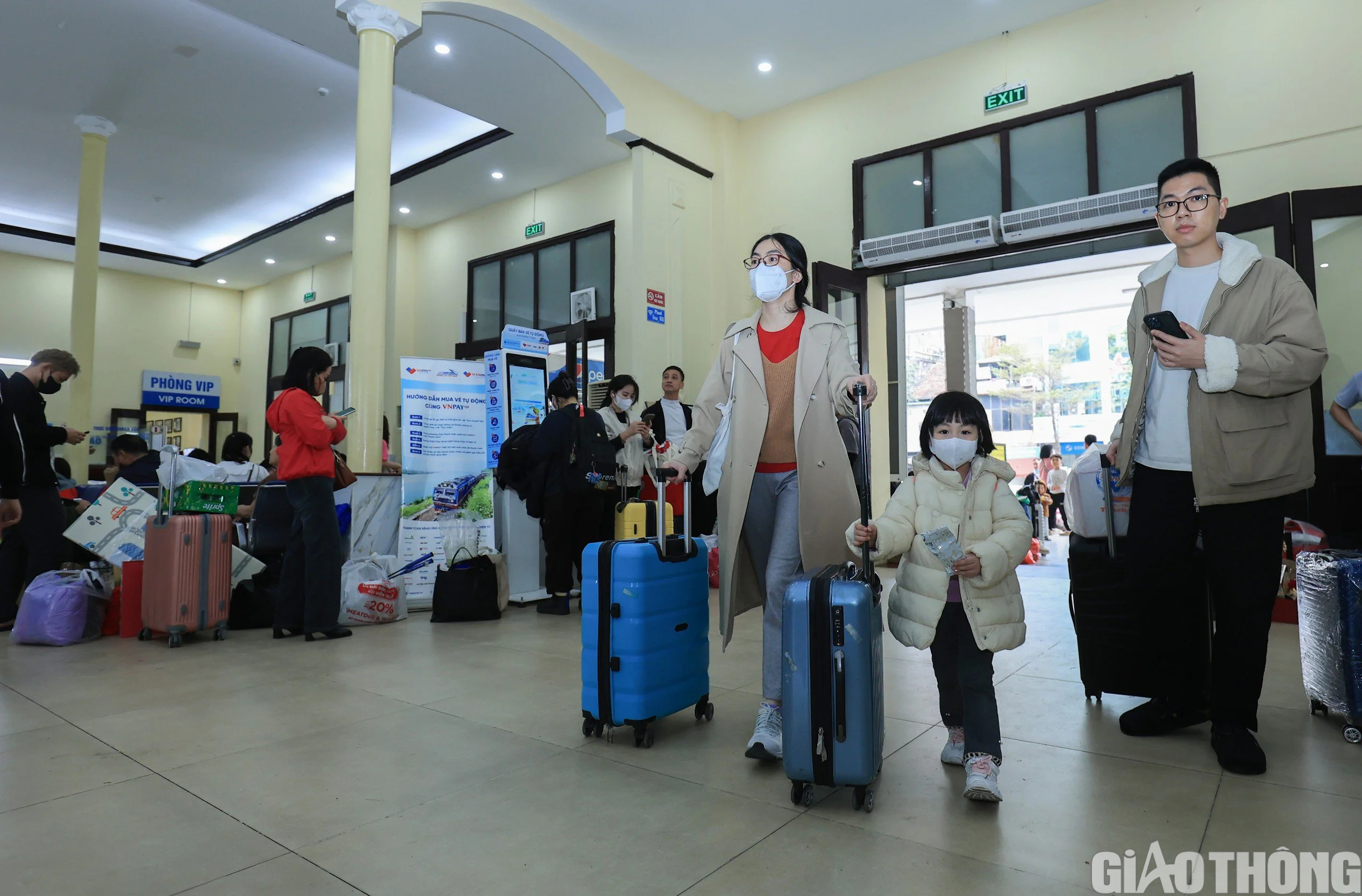 Ga H&agrave; Nội đ&ocirc;ng nghẹt kh&aacute;ch ng&agrave;y cuối trước kỳ nghỉ Tết- Ảnh 4.