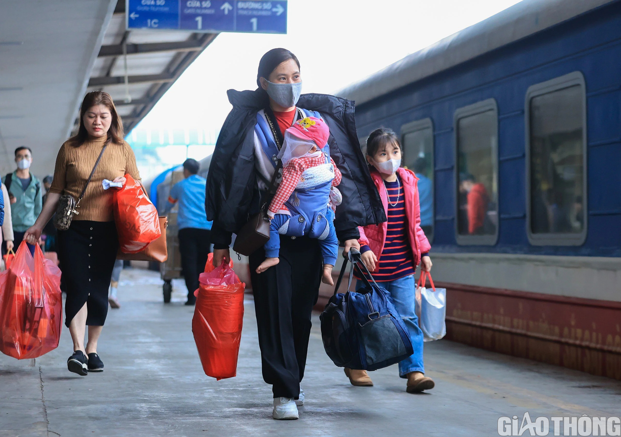 Ga H&agrave; Nội đ&ocirc;ng nghẹt kh&aacute;ch ng&agrave;y cuối trước kỳ nghỉ Tết- Ảnh 5.
