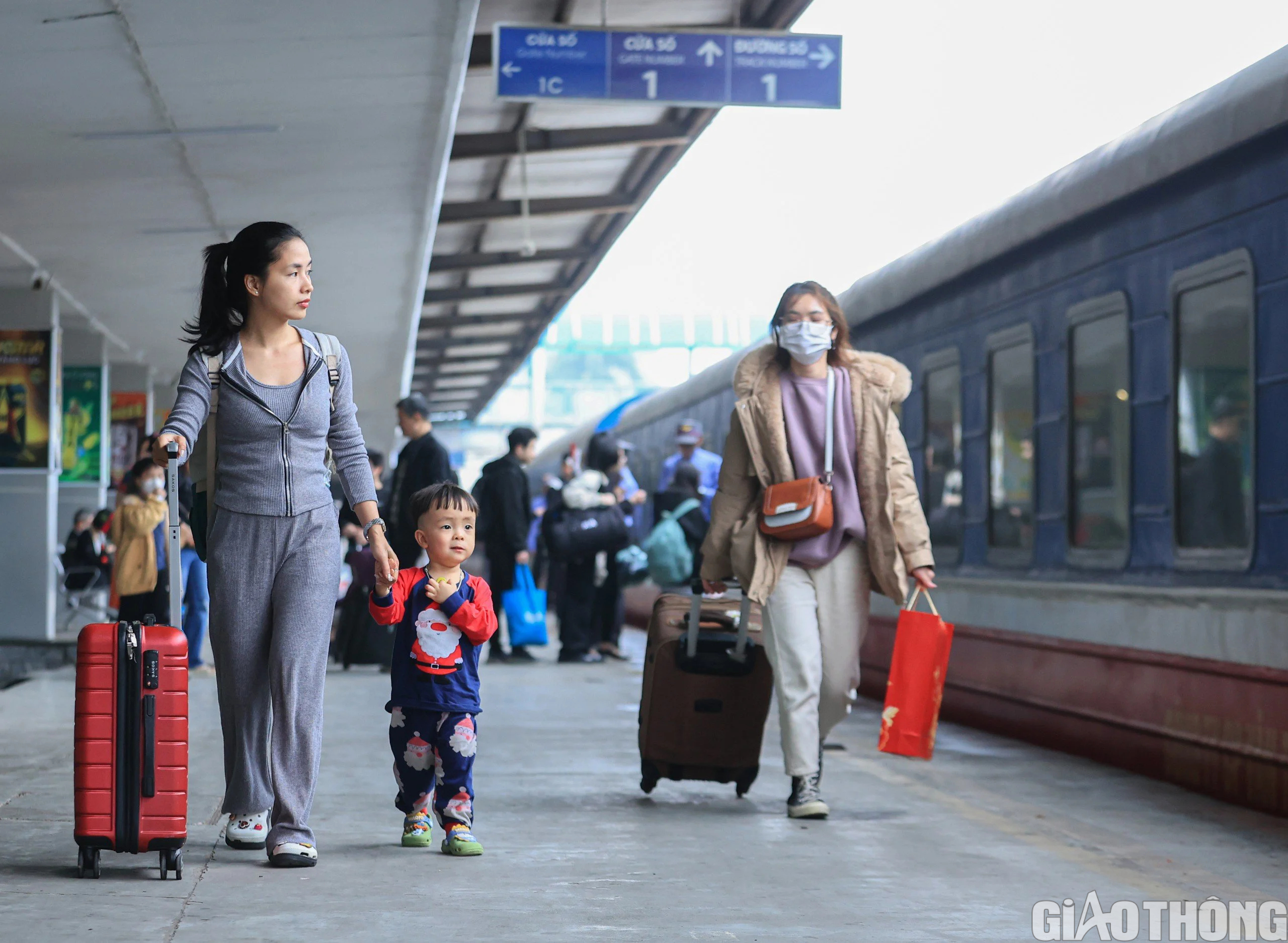 Ga H&agrave; Nội đ&ocirc;ng nghẹt kh&aacute;ch ng&agrave;y cuối trước kỳ nghỉ Tết- Ảnh 6.