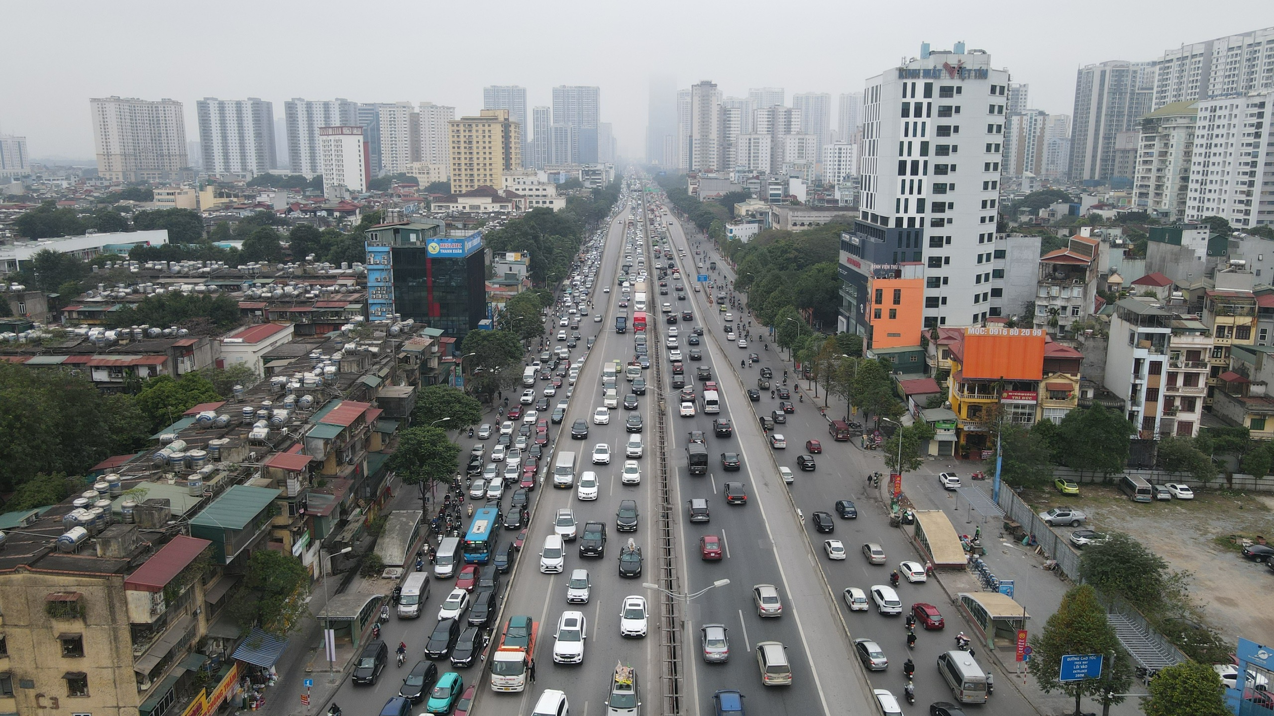 Người d&acirc;n &ugrave;n &ugrave;n rời Thủ đ&ocirc;, cửa ng&otilde; H&agrave; Nội đ&ocirc;ng nghẹt- Ảnh 1.