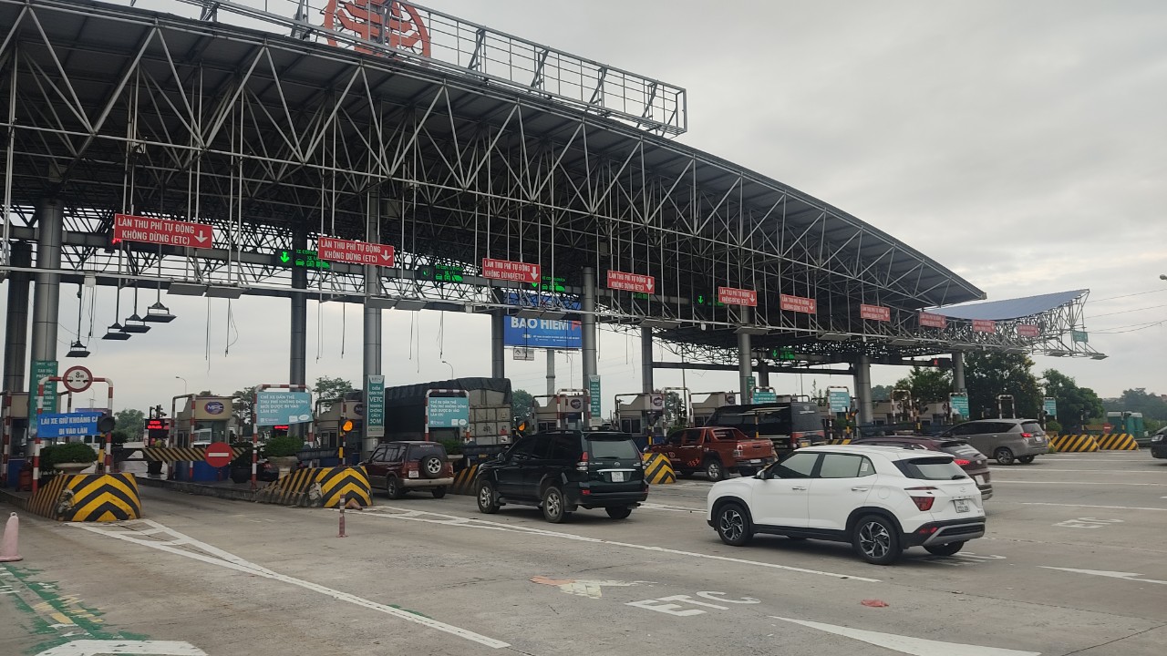 H&igrave;nh ảnh giao th&ocirc;ng ở hai trạm thu ph&iacute; cửa ng&otilde; Thủ đ&ocirc; chiều cuối trước nghỉ Tết- Ảnh 4.