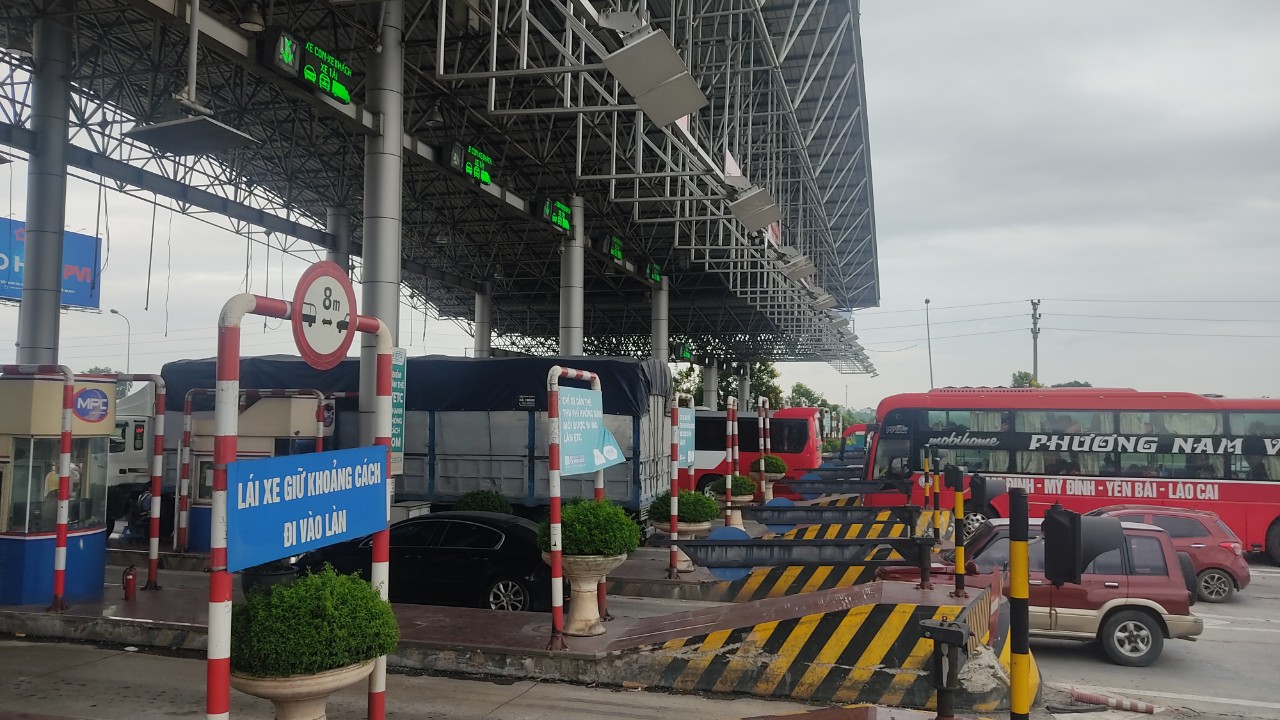 H&igrave;nh ảnh giao th&ocirc;ng ở hai trạm thu ph&iacute; cửa ng&otilde; Thủ đ&ocirc; chiều cuối trước nghỉ Tết- Ảnh 1.