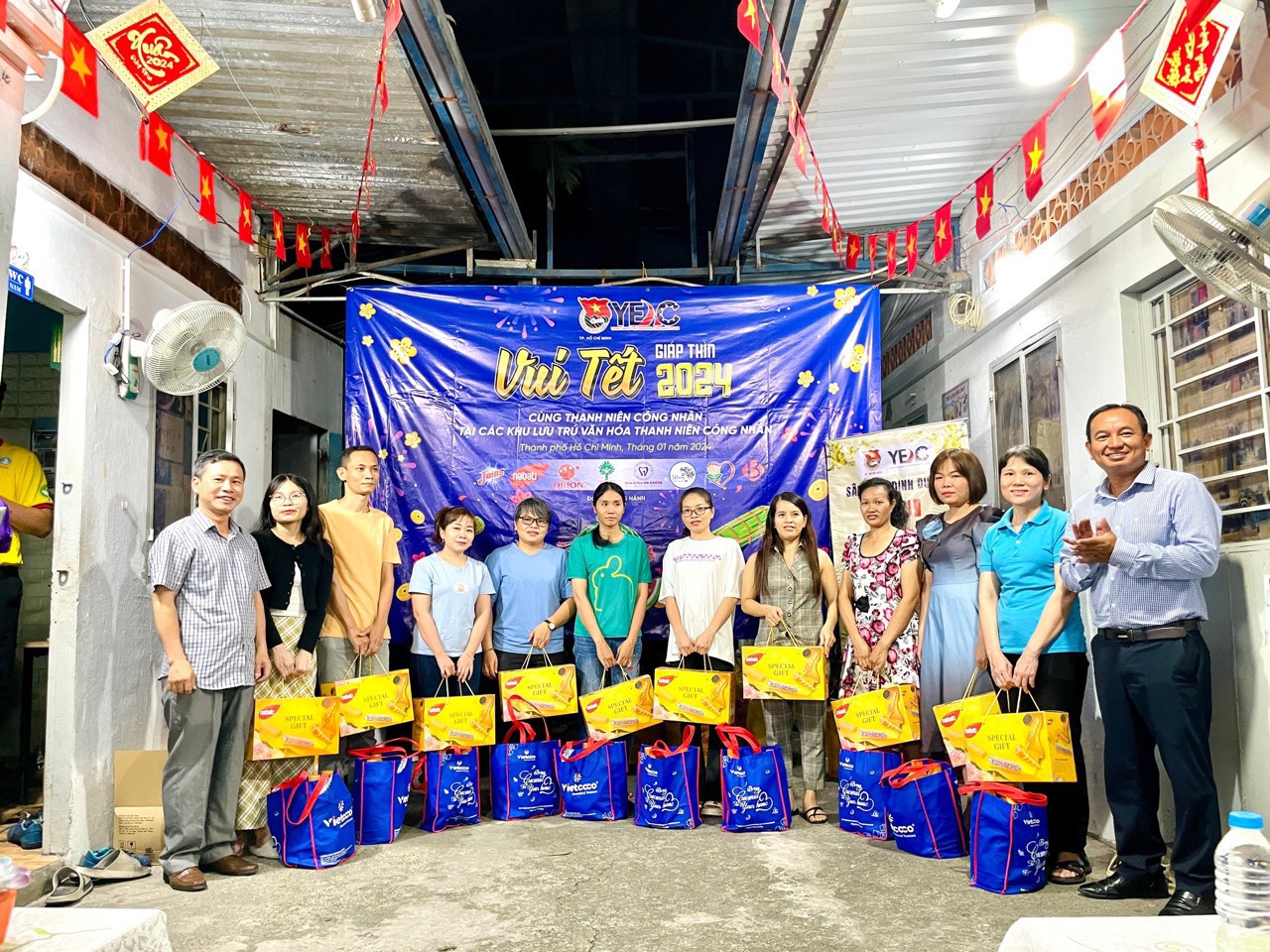 TP.HCM v&agrave; nghĩa t&igrave;nh với những c&ocirc;ng nh&acirc;n đ&oacute;n Tết xa qu&ecirc;- Ảnh 1.