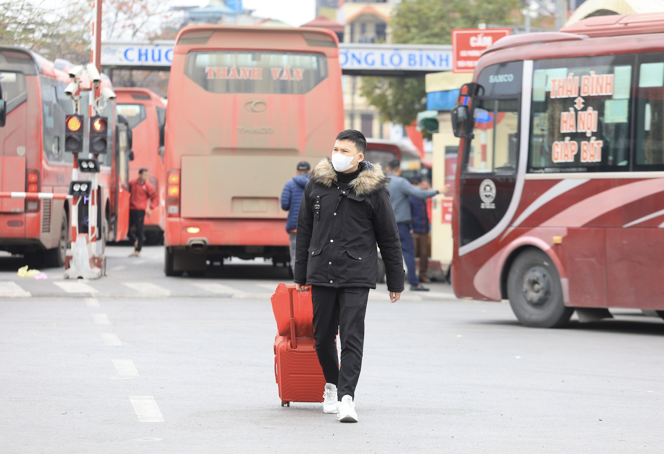 Chiều 29 Tết, bến xe H&agrave; Nội thưa vắng dần- Ảnh 4.