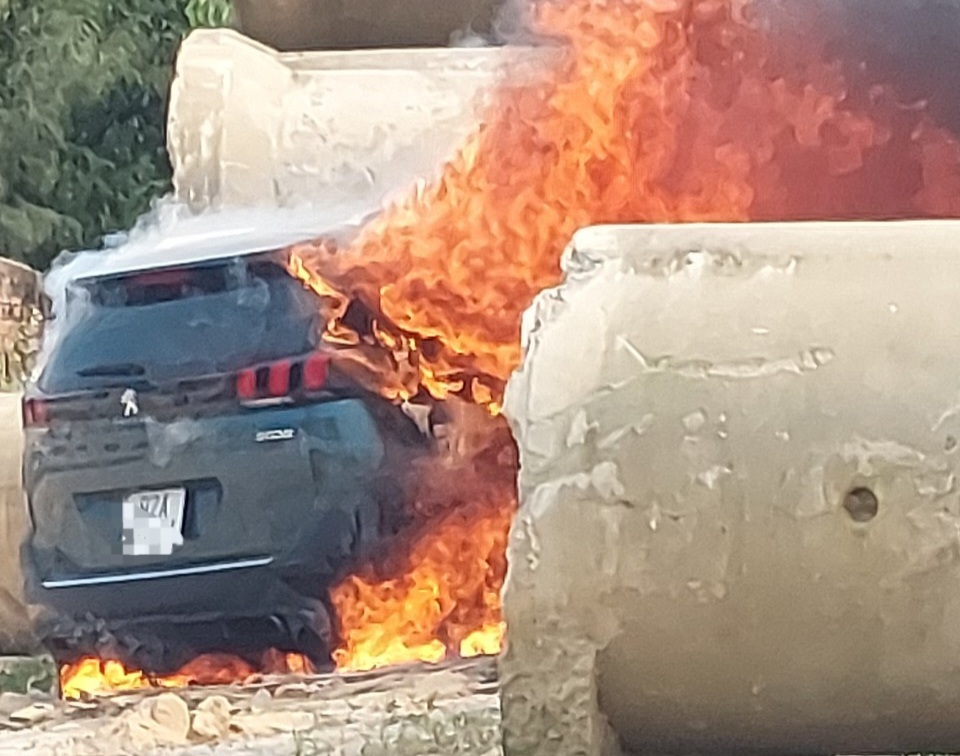 &Ocirc; t&ocirc; ch&aacute;y rụi trong b&atilde;i đất trống, một người tử vong- Ảnh 1.