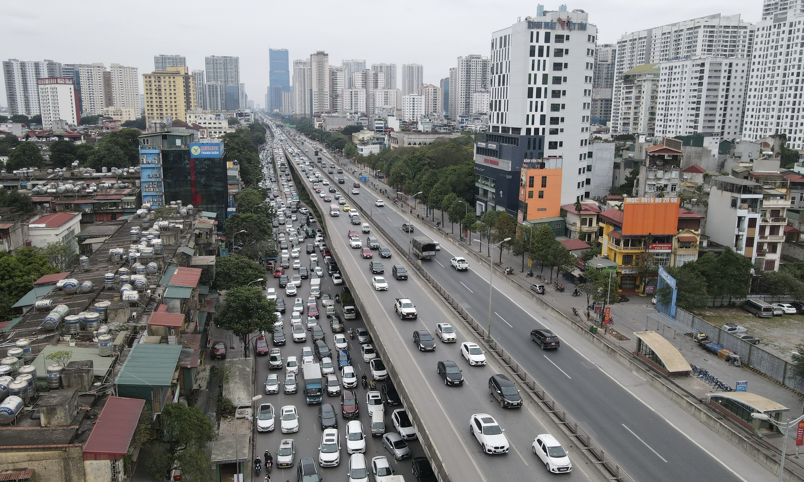 Ng&agrave;y đầu nghỉ tết Nguy&ecirc;n đ&aacute;n, cửa ng&otilde; H&agrave; Nội vẫn ken đặc người xe - Ảnh 1.