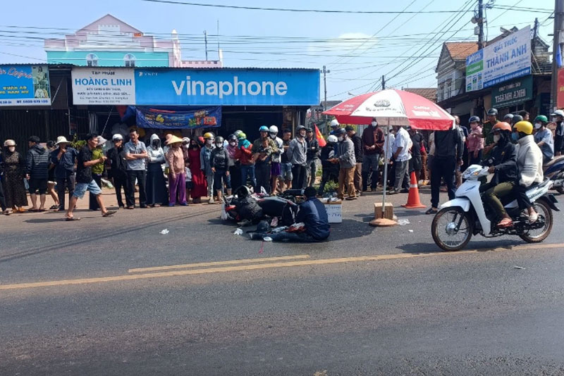 Người bố &ocirc;m thi thể con g&aacute;i g&agrave;o kh&oacute;c tại hiện trường vụ tai nạn.