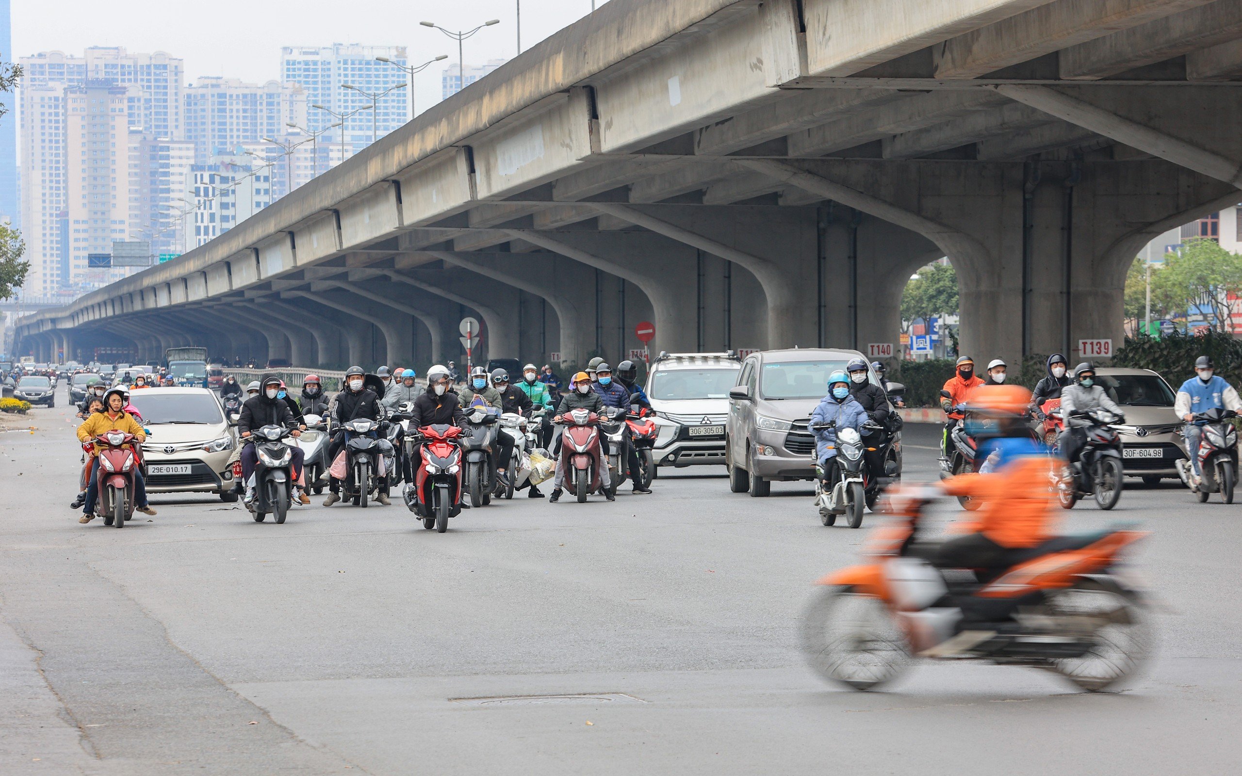 Người d&acirc;n tr&ugrave;m k&iacute;n m&iacute;t, đi xe m&aacute;y rời thủ đ&ocirc; về qu&ecirc; đ&oacute;n Tết- Ảnh 2.