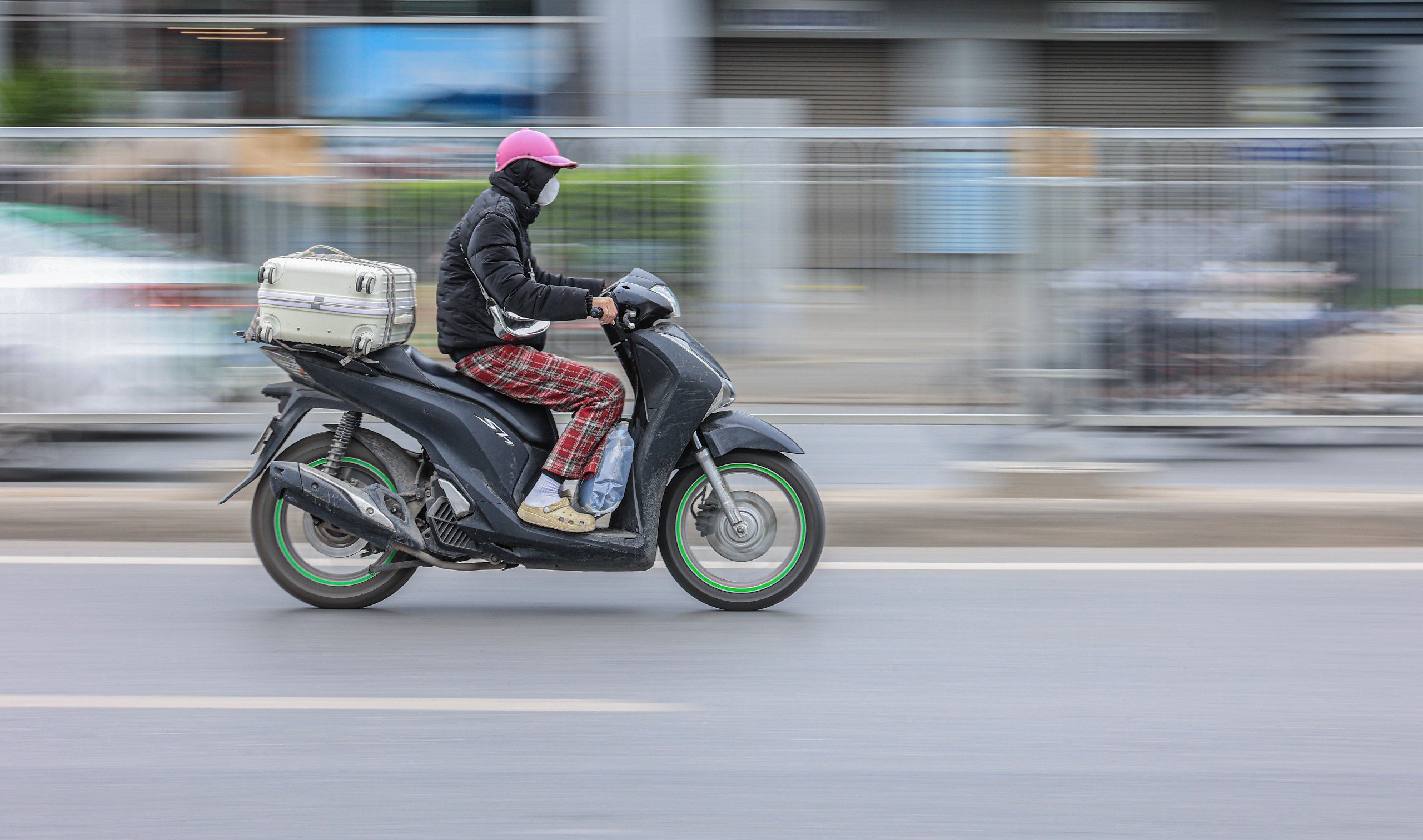 Người d&acirc;n tr&ugrave;m k&iacute;n m&iacute;t, đi xe m&aacute;y rời thủ đ&ocirc; về qu&ecirc; đ&oacute;n Tết- Ảnh 6.