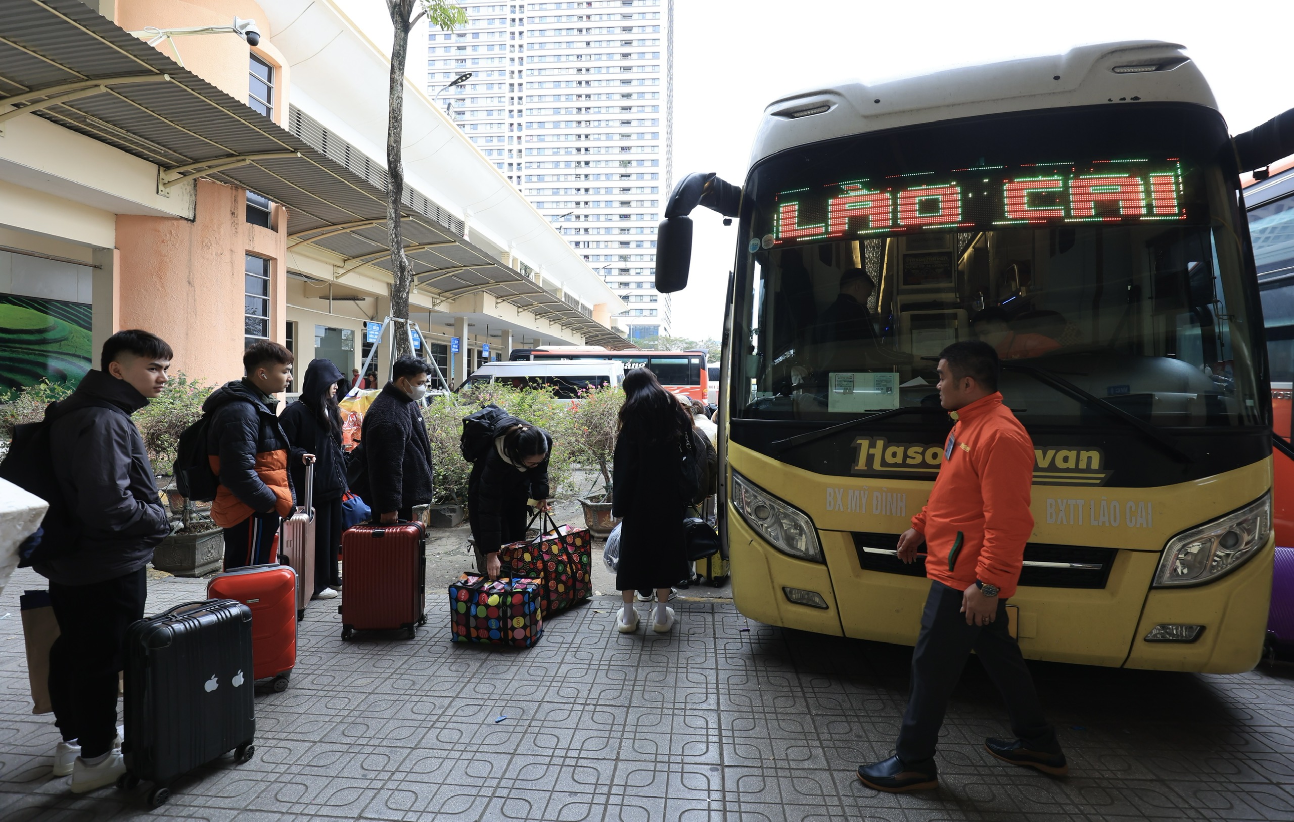 Chiều 29 Tết, bến xe Hà Nội thưa vắng dần- Ảnh 14. Chiều 29 Tết, bến xe Hà Nội thưa vắng dần- Ảnh 14.