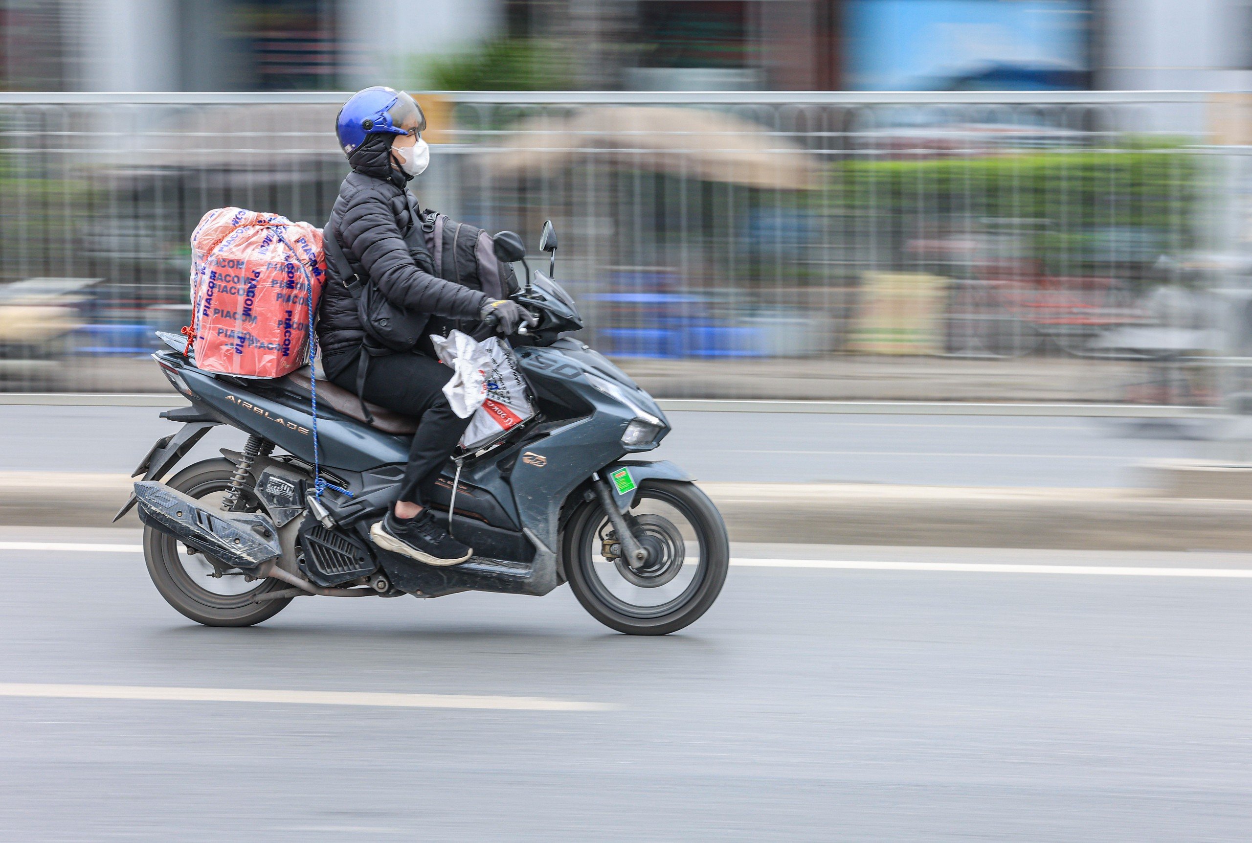 Người d&acirc;n tr&ugrave;m k&iacute;n m&iacute;t, đi xe m&aacute;y rời thủ đ&ocirc; về qu&ecirc; đ&oacute;n Tết- Ảnh 11.