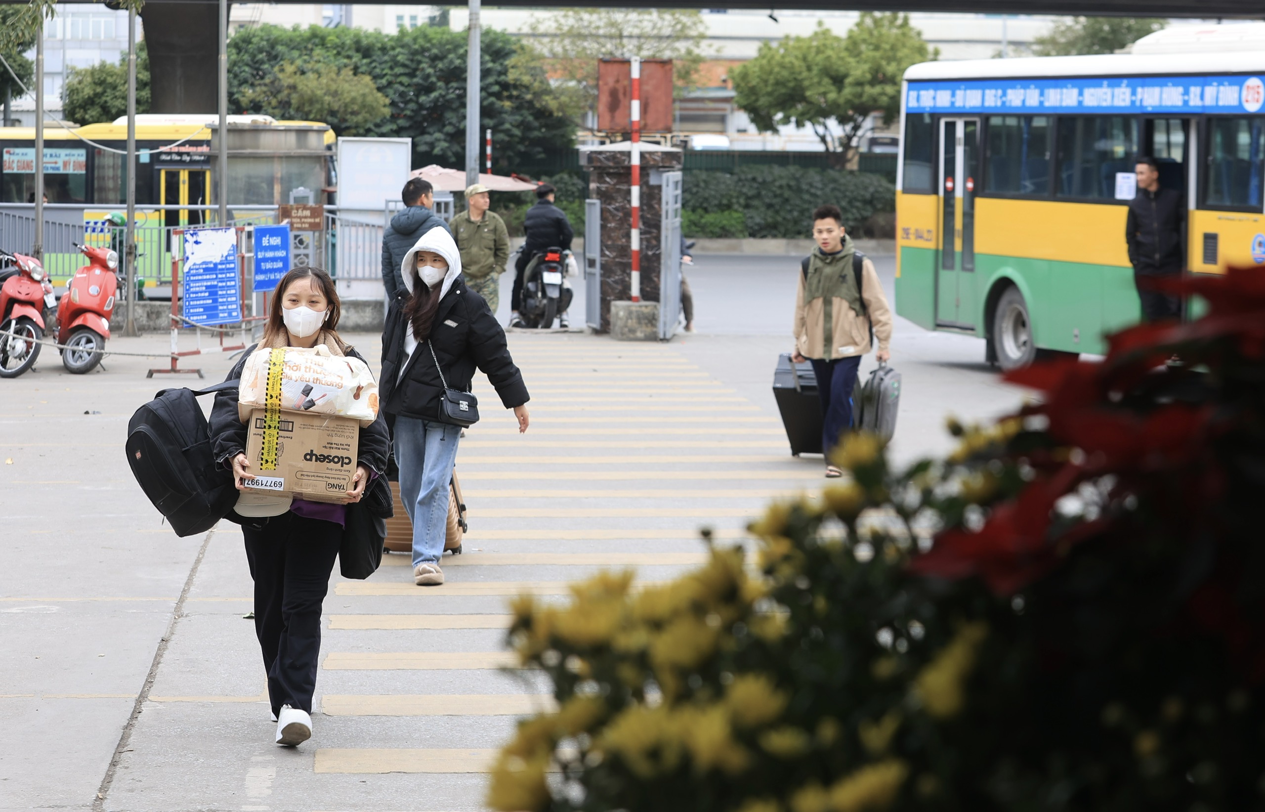 Chiều 29 Tết, bến xe Hà Nội thưa vắng dần- Ảnh 9. Chiều 29 Tết, bến xe Hà Nội thưa vắng dần- Ảnh 9.