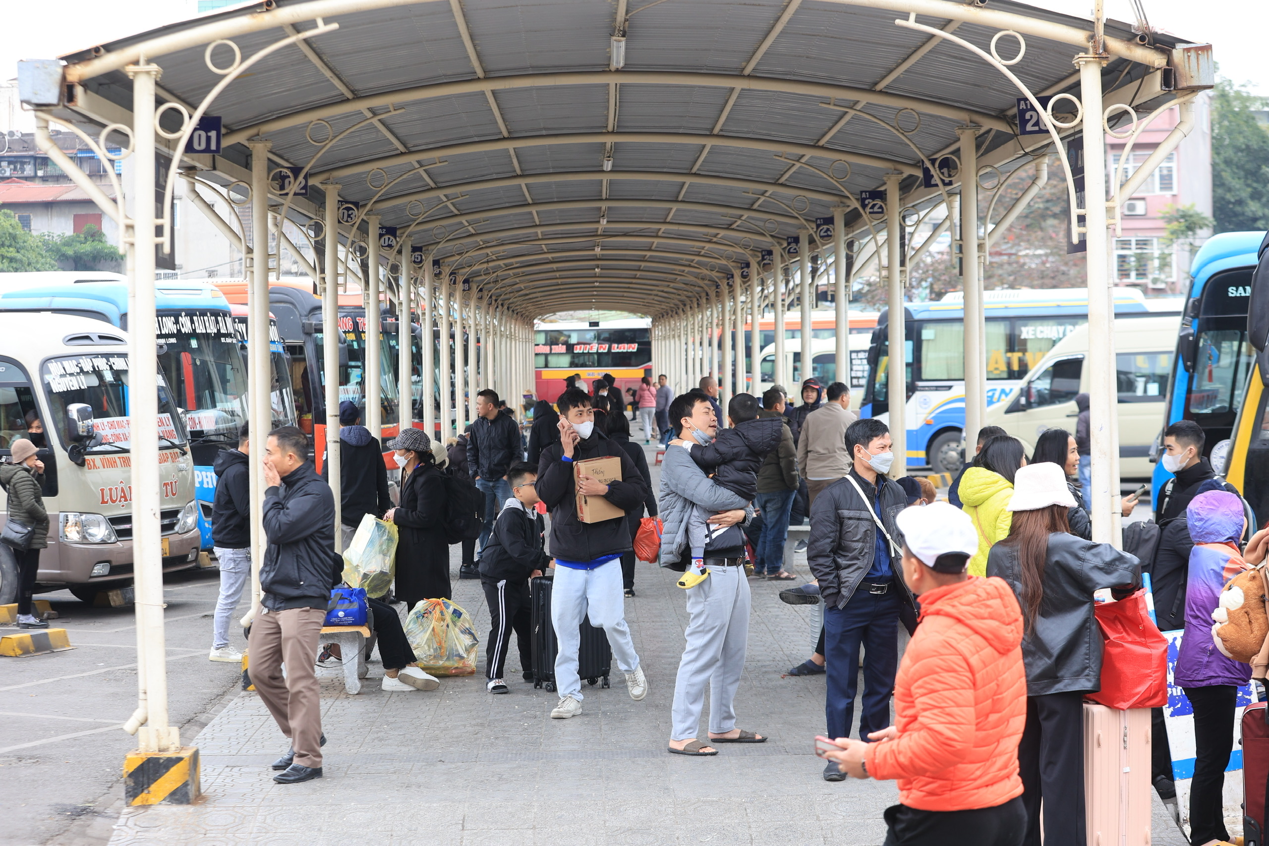Chiều 29 Tết, bến xe Hà Nội thưa vắng dần- Ảnh 1. Chiều 29 Tết, bến xe Hà Nội thưa vắng dần- Ảnh 1.
