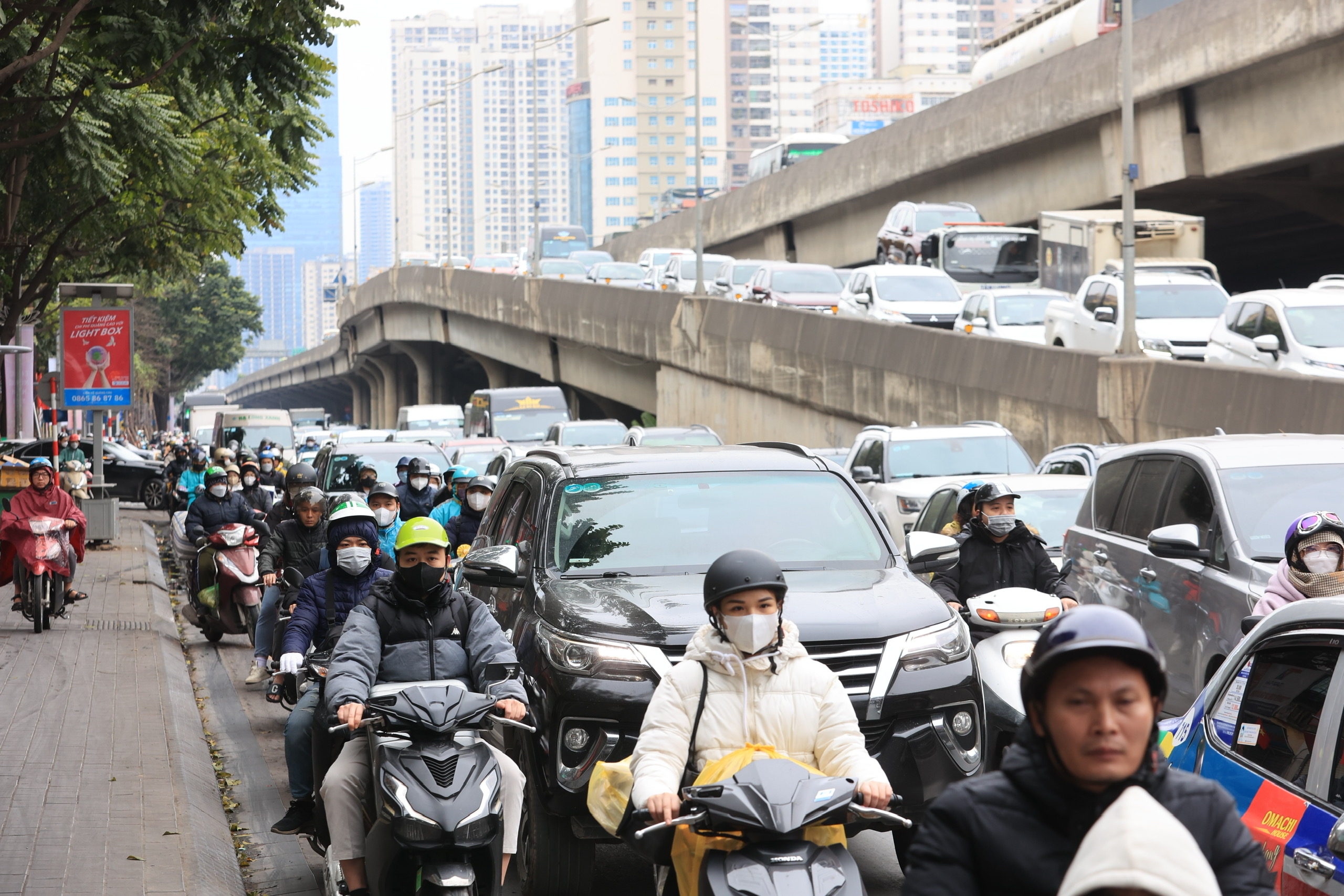 Ng&agrave;y đầu nghỉ tết Nguy&ecirc;n đ&aacute;n, cửa ng&otilde; H&agrave; Nội vẫn ken đặc người xe - Ảnh 5.