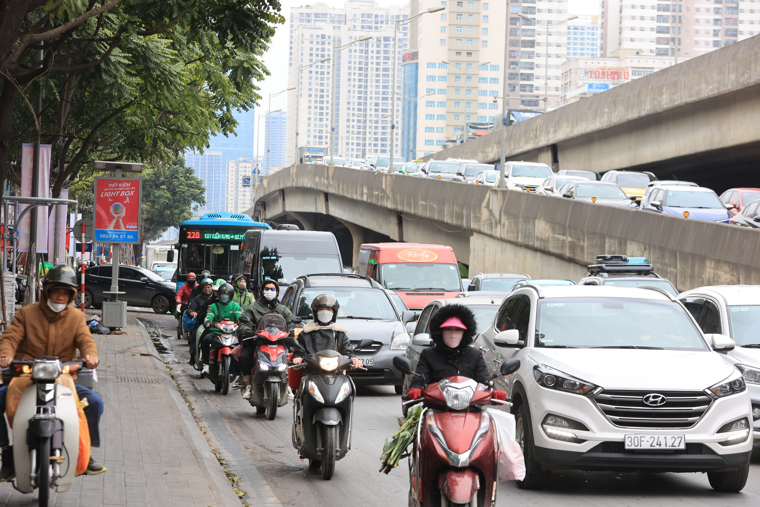 Ng&agrave;y đầu nghỉ tết Nguy&ecirc;n đ&aacute;n, cửa ng&otilde; H&agrave; Nội vẫn ken đặc người xe - Ảnh 4.