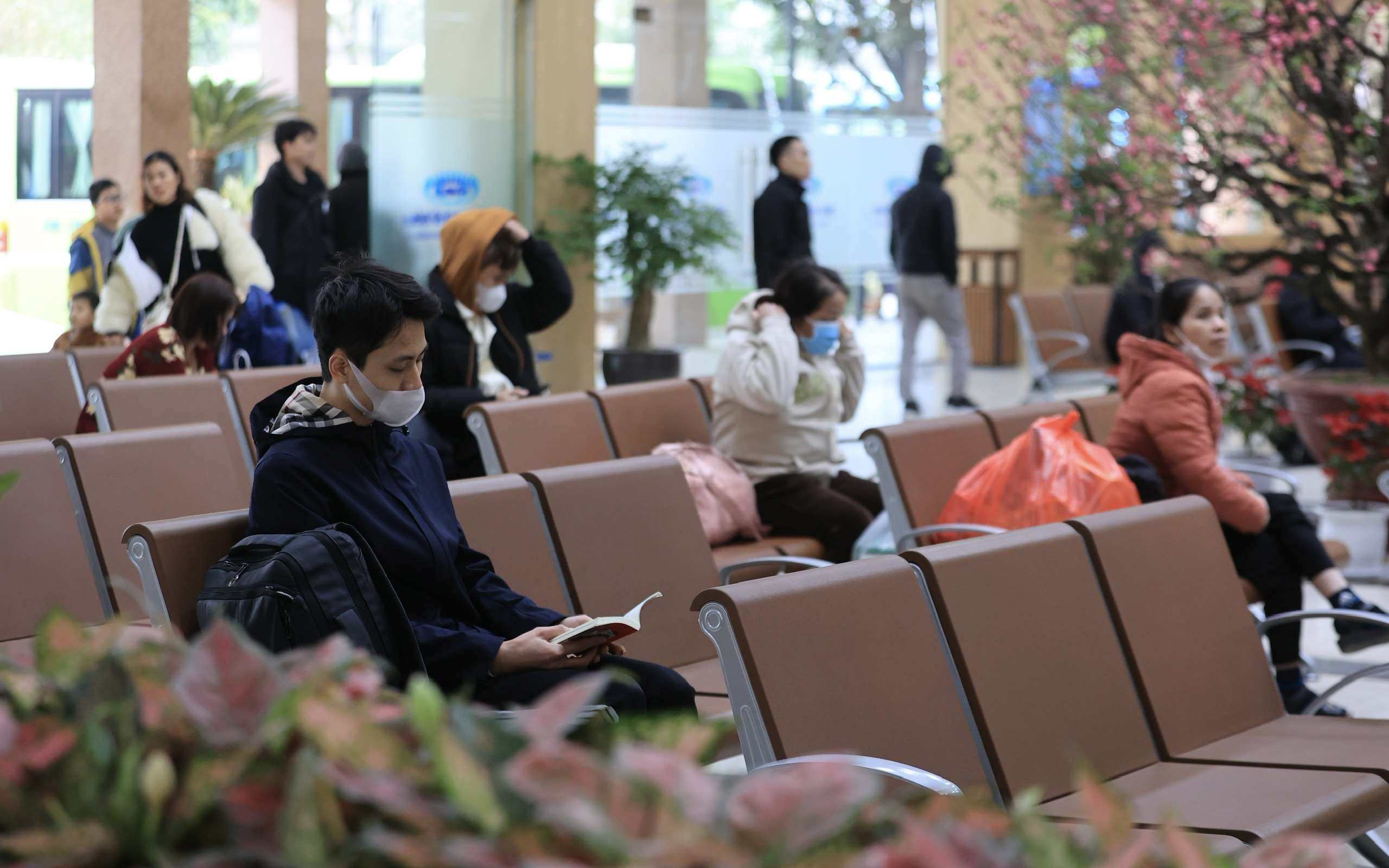 Chiều 29 Tết, bến xe H&agrave; Nội thưa vắng dần- Ảnh 10.