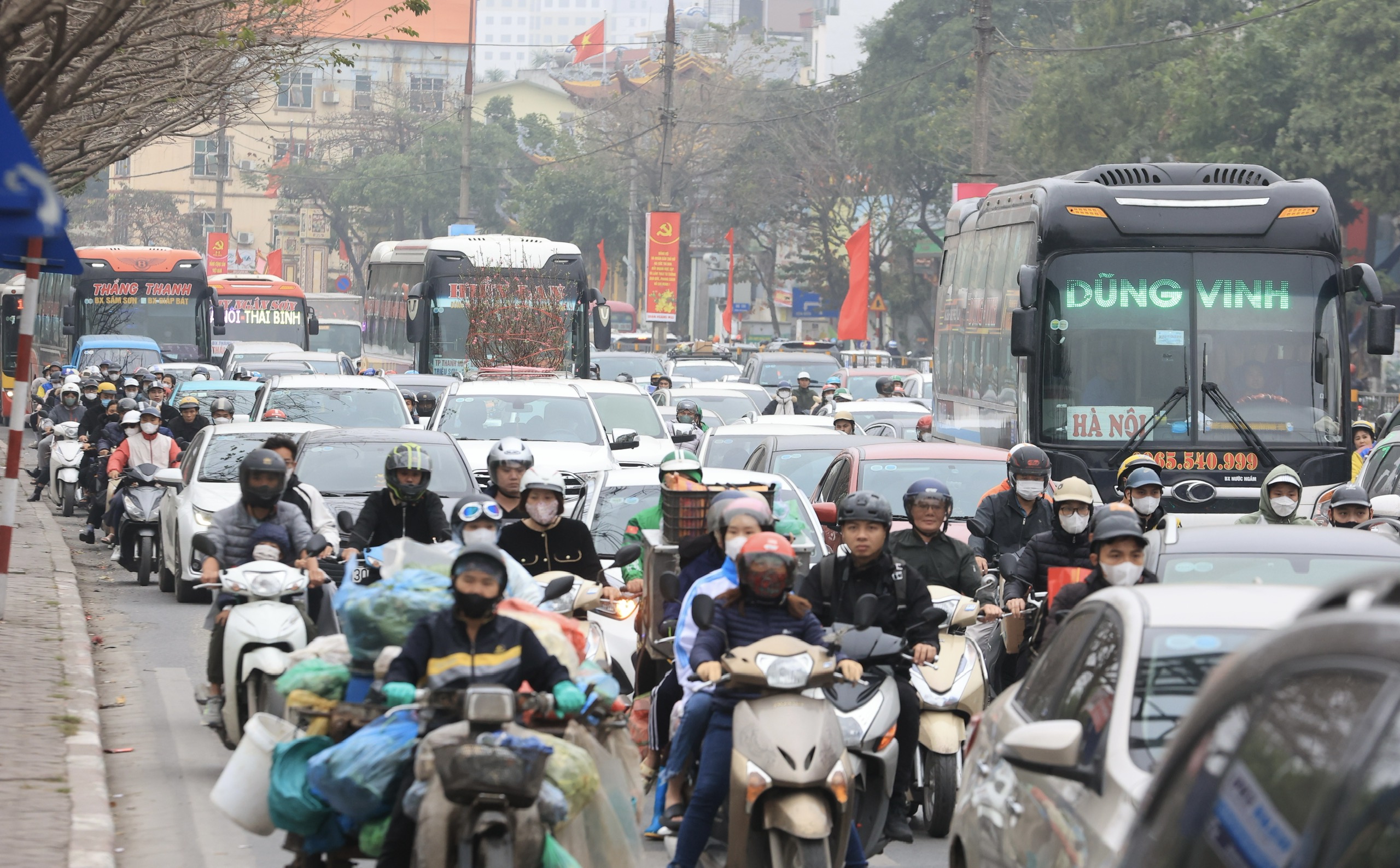 Ng&agrave;y đầu nghỉ tết Nguy&ecirc;n đ&aacute;n, cửa ng&otilde; H&agrave; Nội vẫn ken đặc người xe - Ảnh 10.