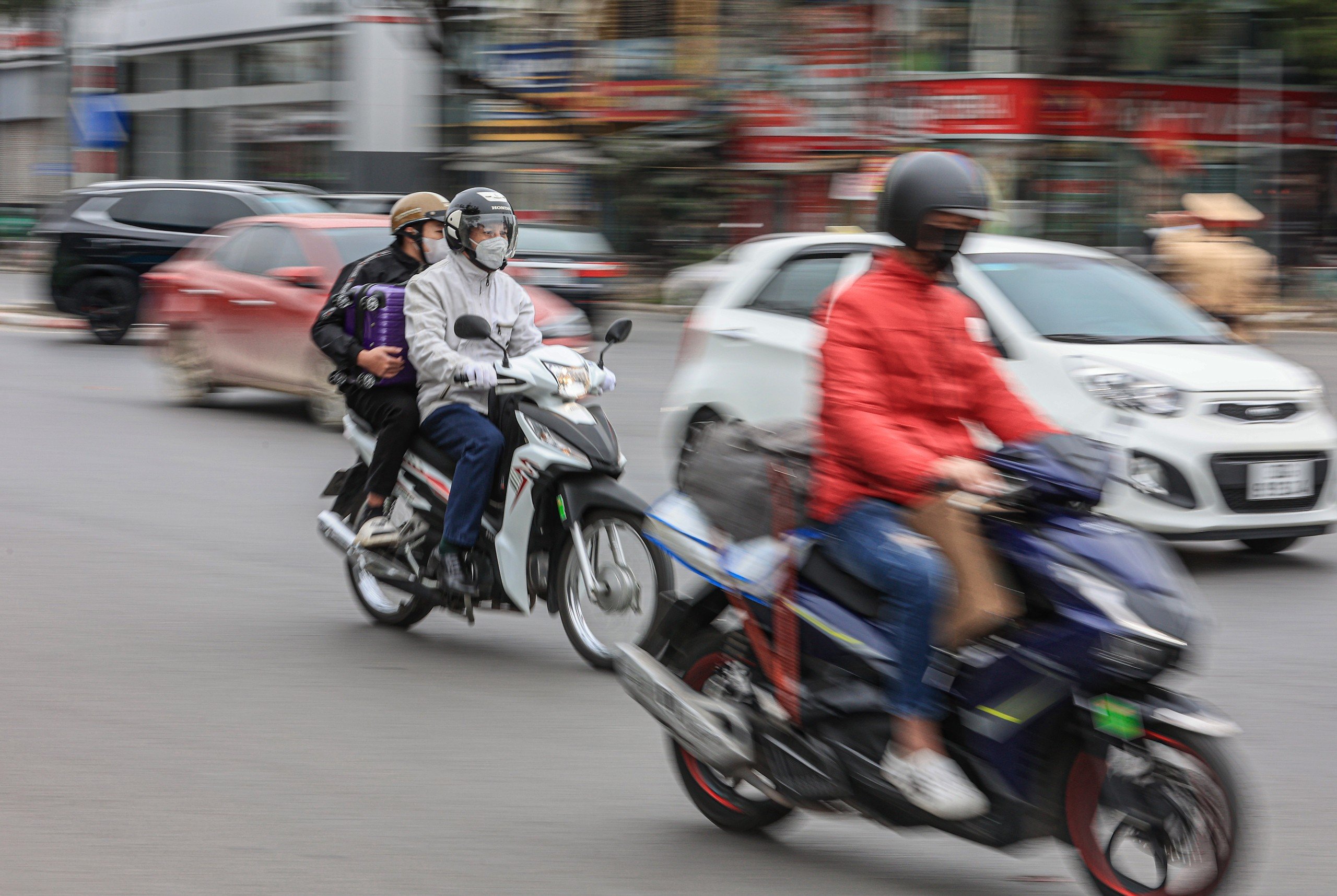Người d&acirc;n tr&ugrave;m k&iacute;n m&iacute;t, đi xe m&aacute;y rời thủ đ&ocirc; về qu&ecirc; đ&oacute;n Tết- Ảnh 4.