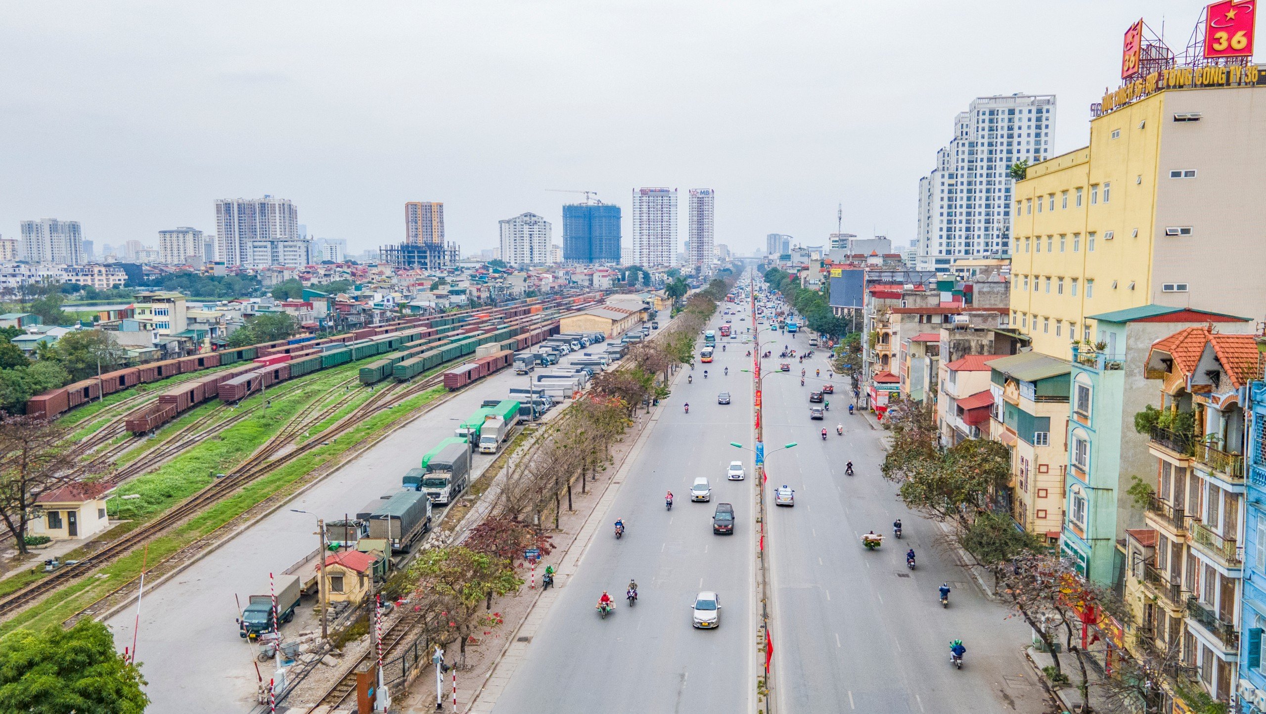 Người d&acirc;n tr&ugrave;m k&iacute;n m&iacute;t, đi xe m&aacute;y rời thủ đ&ocirc; về qu&ecirc; đ&oacute;n Tết- Ảnh 1.