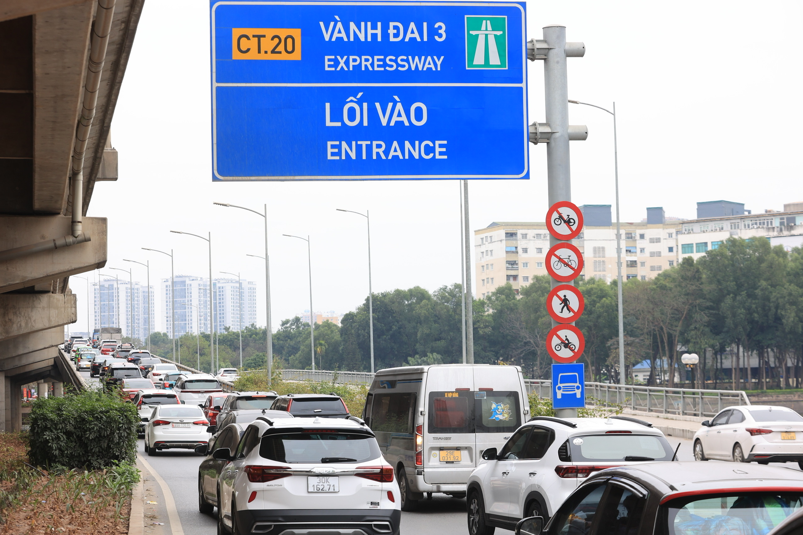 Ng&agrave;y đầu nghỉ tết Nguy&ecirc;n đ&aacute;n, cửa ng&otilde; H&agrave; Nội vẫn ken đặc người xe - Ảnh 7.