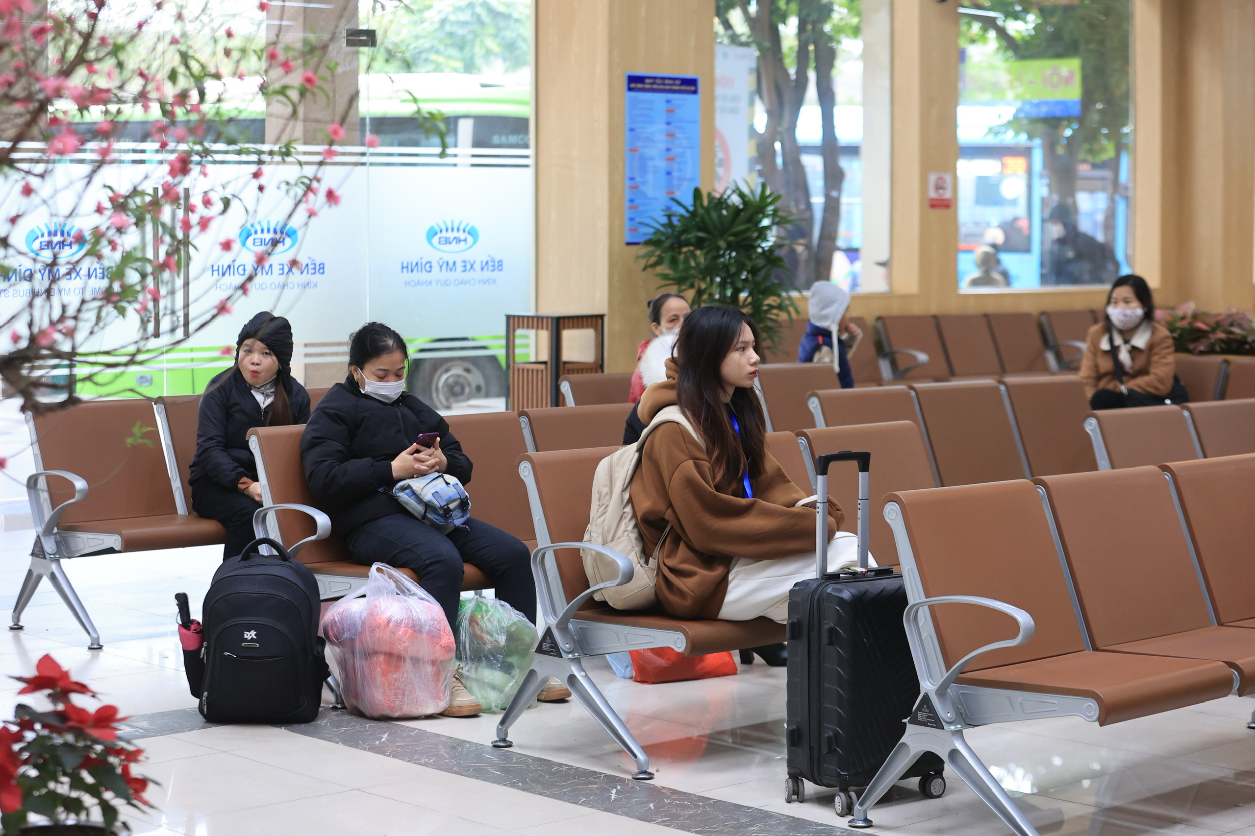 Chiều 29 Tết, bến xe H&agrave; Nội thưa vắng dần- Ảnh 11.