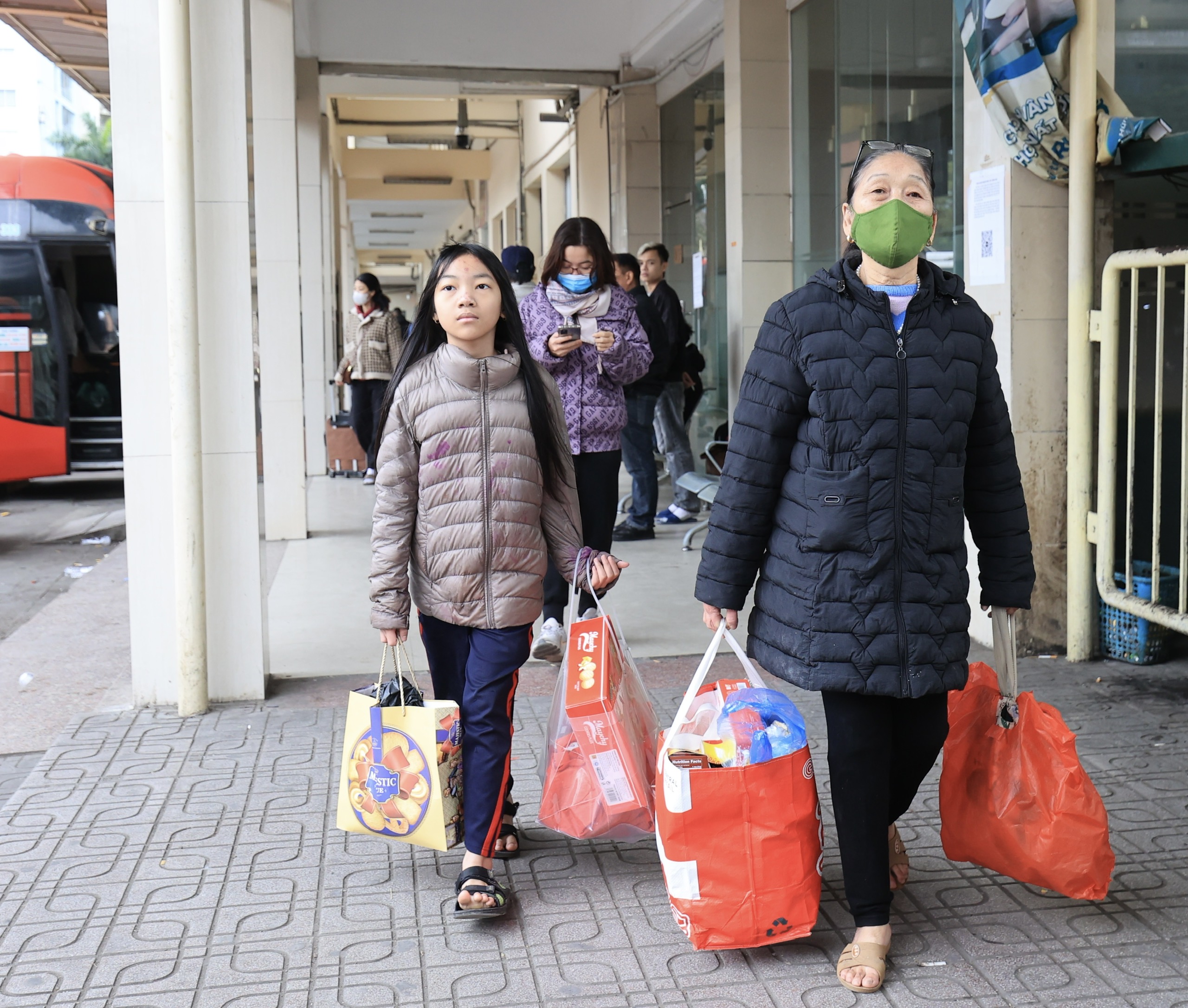 Chiều 29 Tết, bến xe Hà Nội thưa vắng dần- Ảnh 12. Chiều 29 Tết, bến xe Hà Nội thưa vắng dần- Ảnh 12.