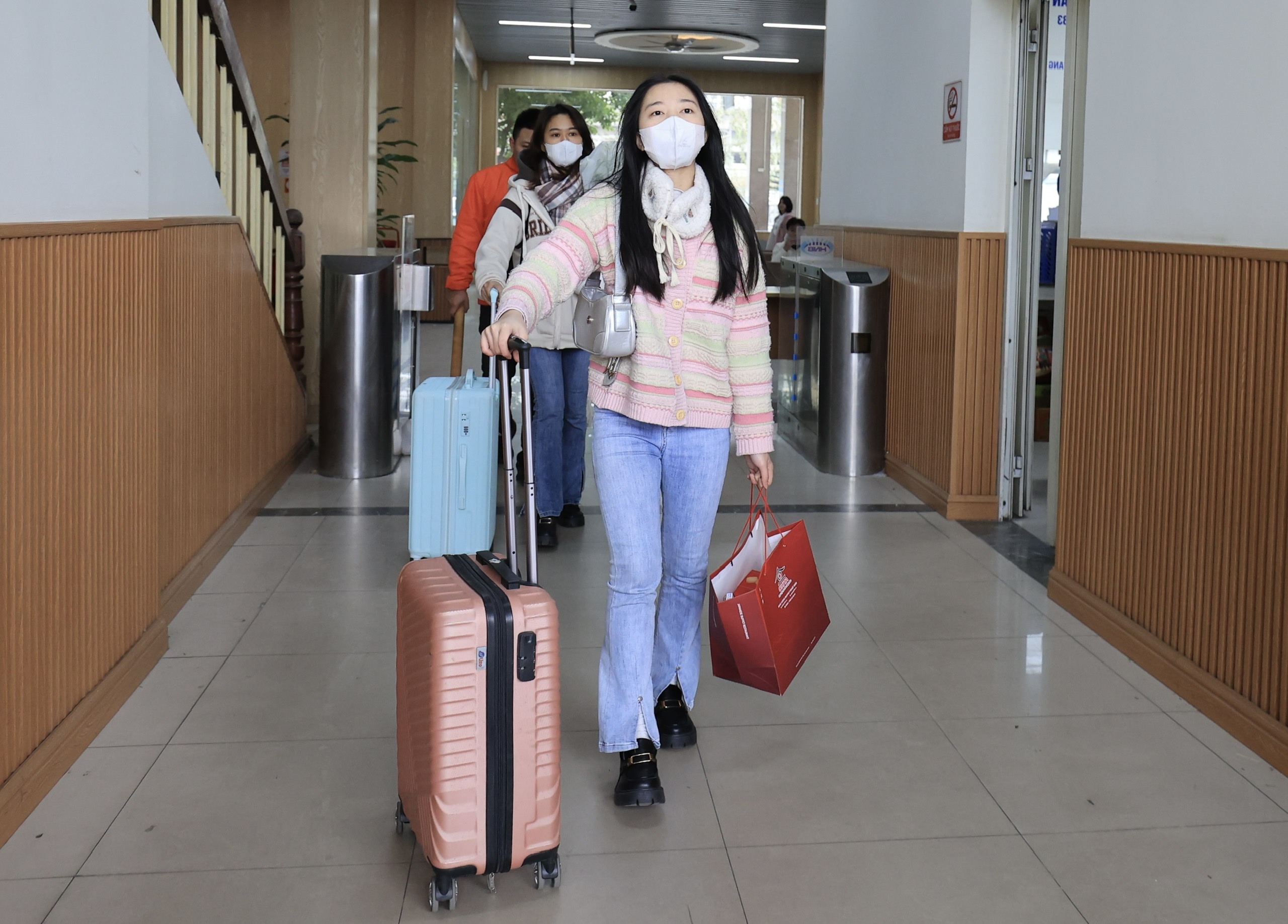 Chiều 29 Tết, bến xe Hà Nội thưa vắng dần- Ảnh 13. Chiều 29 Tết, bến xe Hà Nội thưa vắng dần- Ảnh 13.