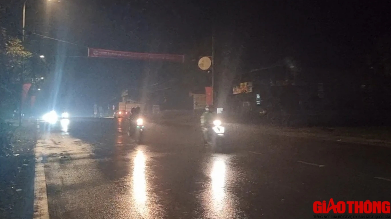 CSGT Ho&agrave; B&igrave;nh xuy&ecirc;n đ&ecirc;m ứng trực tr&ecirc;n quốc lộ 6, hỗ trợ người d&acirc;n về qu&ecirc; ăn Tết- Ảnh 2.