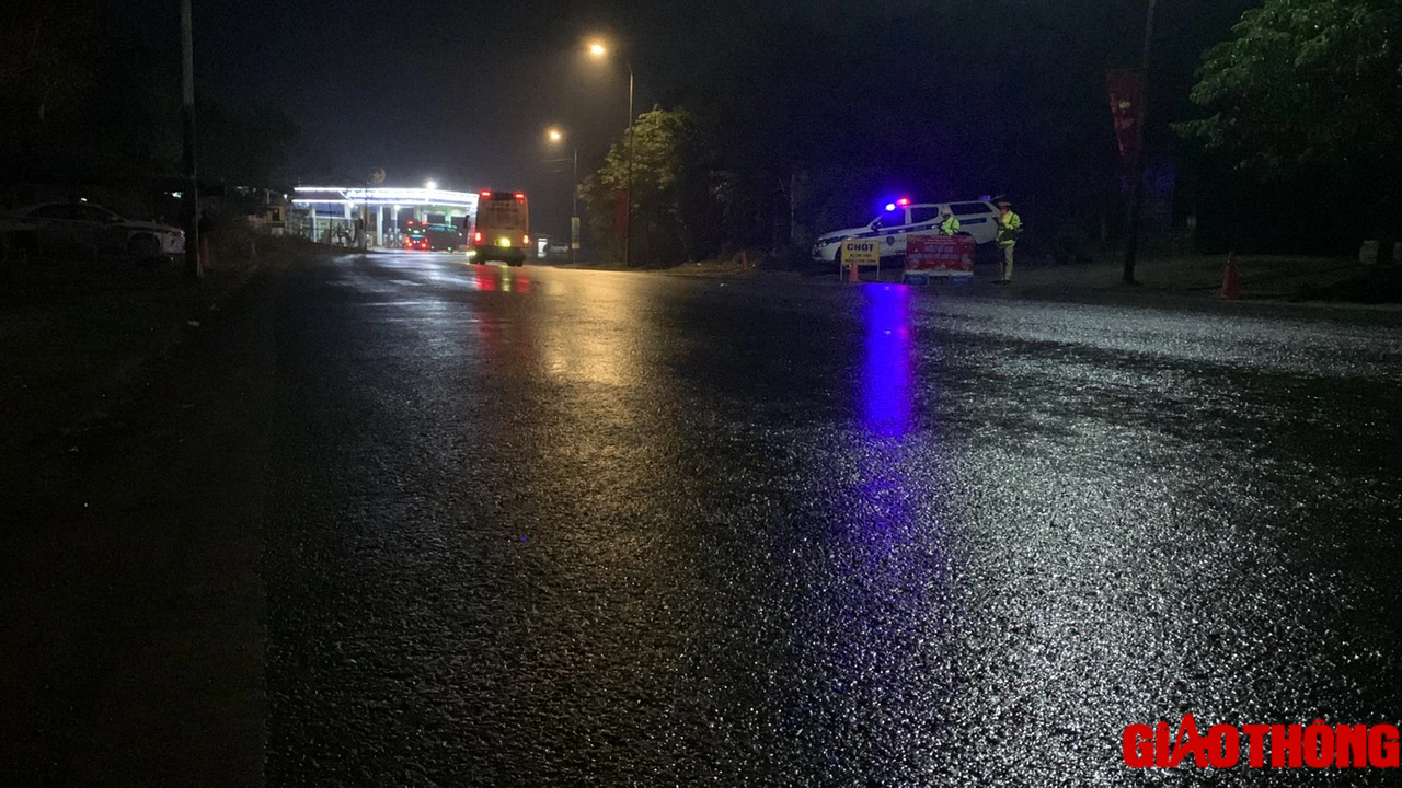 CSGT Ho&agrave; B&igrave;nh xuy&ecirc;n đ&ecirc;m ứng trực tr&ecirc;n quốc lộ 6, hỗ trợ người d&acirc;n về qu&ecirc; ăn Tết- Ảnh 3.