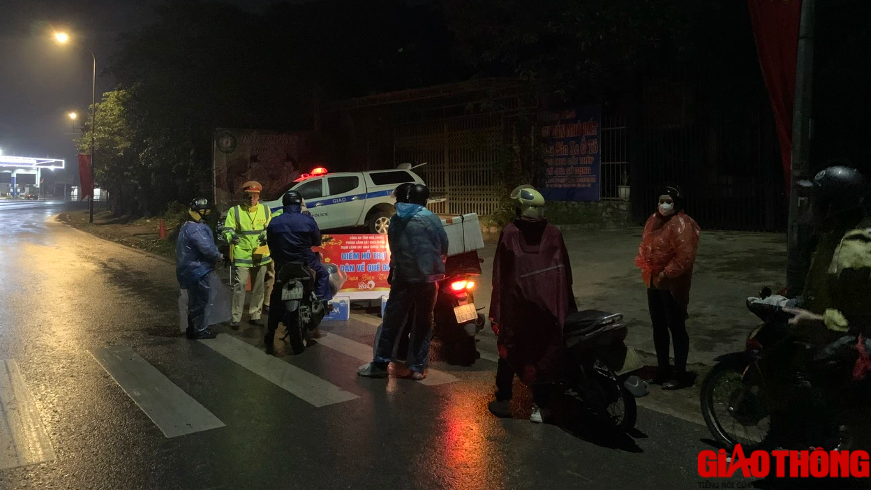 CSGT Ho&agrave; B&igrave;nh xuy&ecirc;n đ&ecirc;m ứng trực tr&ecirc;n quốc lộ 6, hỗ trợ người d&acirc;n về qu&ecirc; ăn Tết- Ảnh 5.
