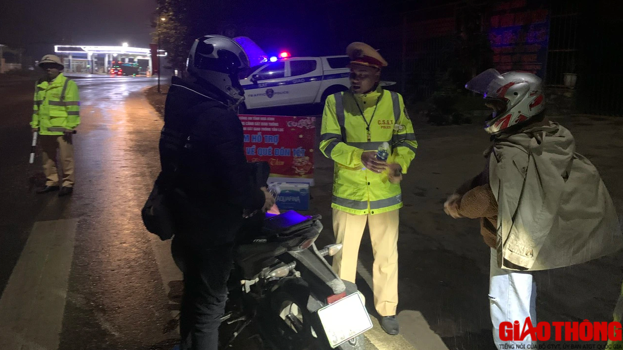 CSGT Ho&agrave; B&igrave;nh xuy&ecirc;n đ&ecirc;m ứng trực tr&ecirc;n quốc lộ 6, hỗ trợ người d&acirc;n về qu&ecirc; ăn Tết- Ảnh 7.