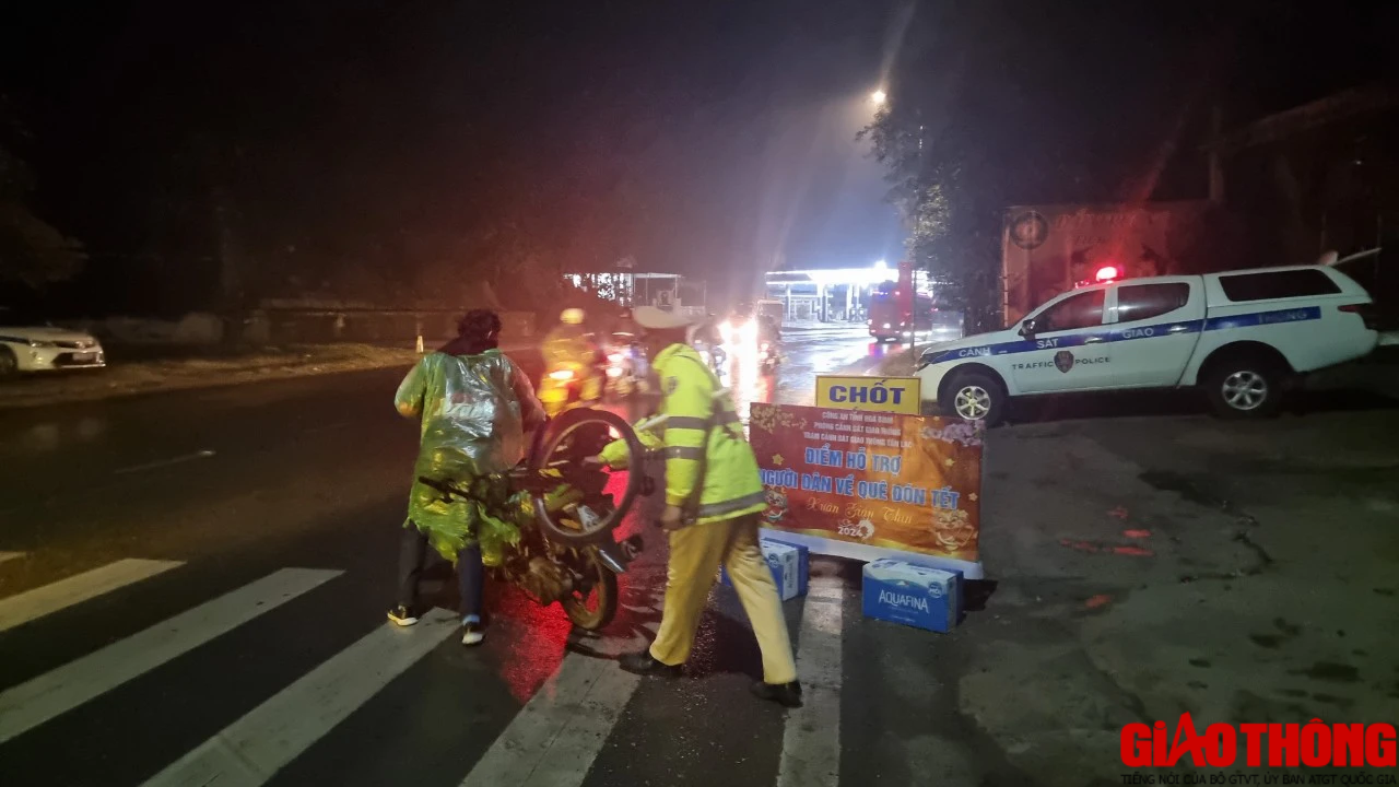 CSGT Ho&agrave; B&igrave;nh xuy&ecirc;n đ&ecirc;m ứng trực tr&ecirc;n quốc lộ 6, hỗ trợ người d&acirc;n về qu&ecirc; ăn Tết- Ảnh 9.