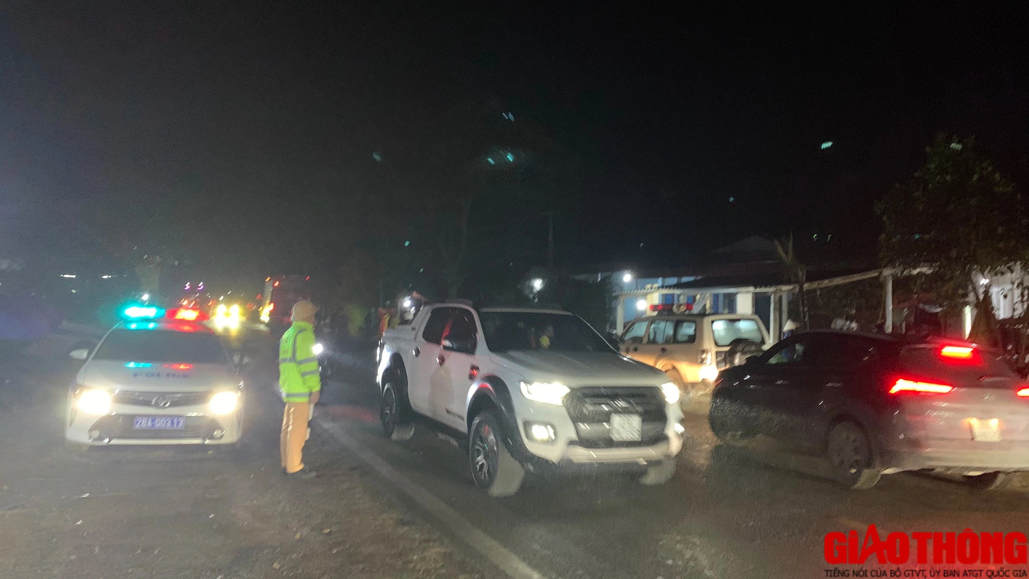 CSGT Ho&agrave; B&igrave;nh xuy&ecirc;n đ&ecirc;m ứng trực tr&ecirc;n quốc lộ 6, hỗ trợ người d&acirc;n về qu&ecirc; ăn Tết- Ảnh 12.