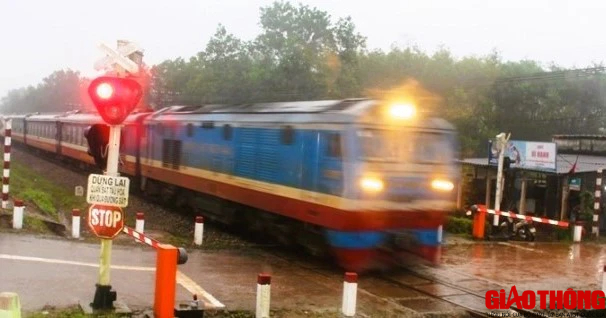 Bắt giữ người đ&agrave;n &ocirc;ng trộm cắp kết cấu hạ tầng đường sắt ở Quảng Trị- Ảnh 1.
