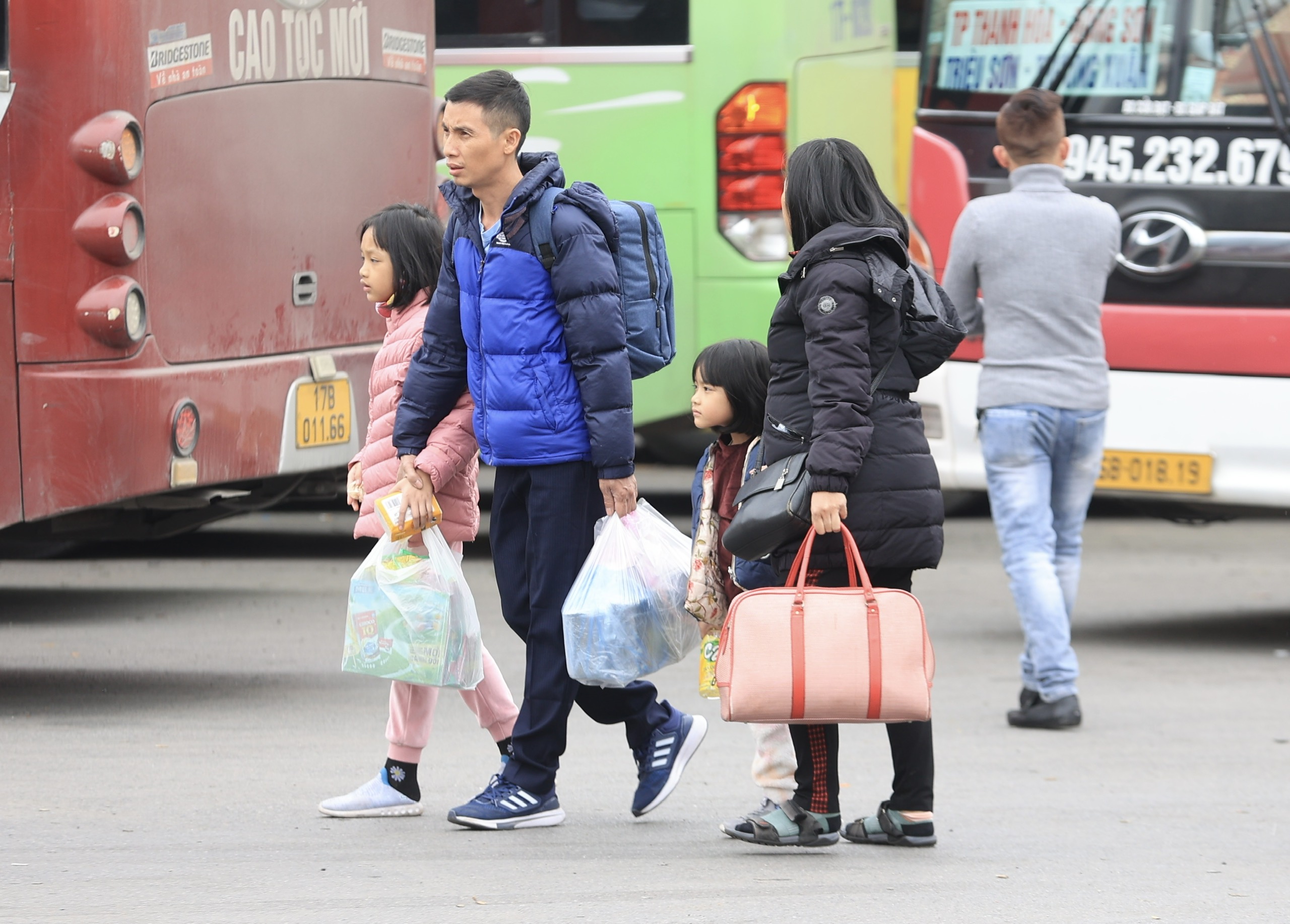 Chiều 29 Tết, bến xe Hà Nội thưa vắng dần- Ảnh 7. Chiều 29 Tết, bến xe Hà Nội thưa vắng dần- Ảnh 7.