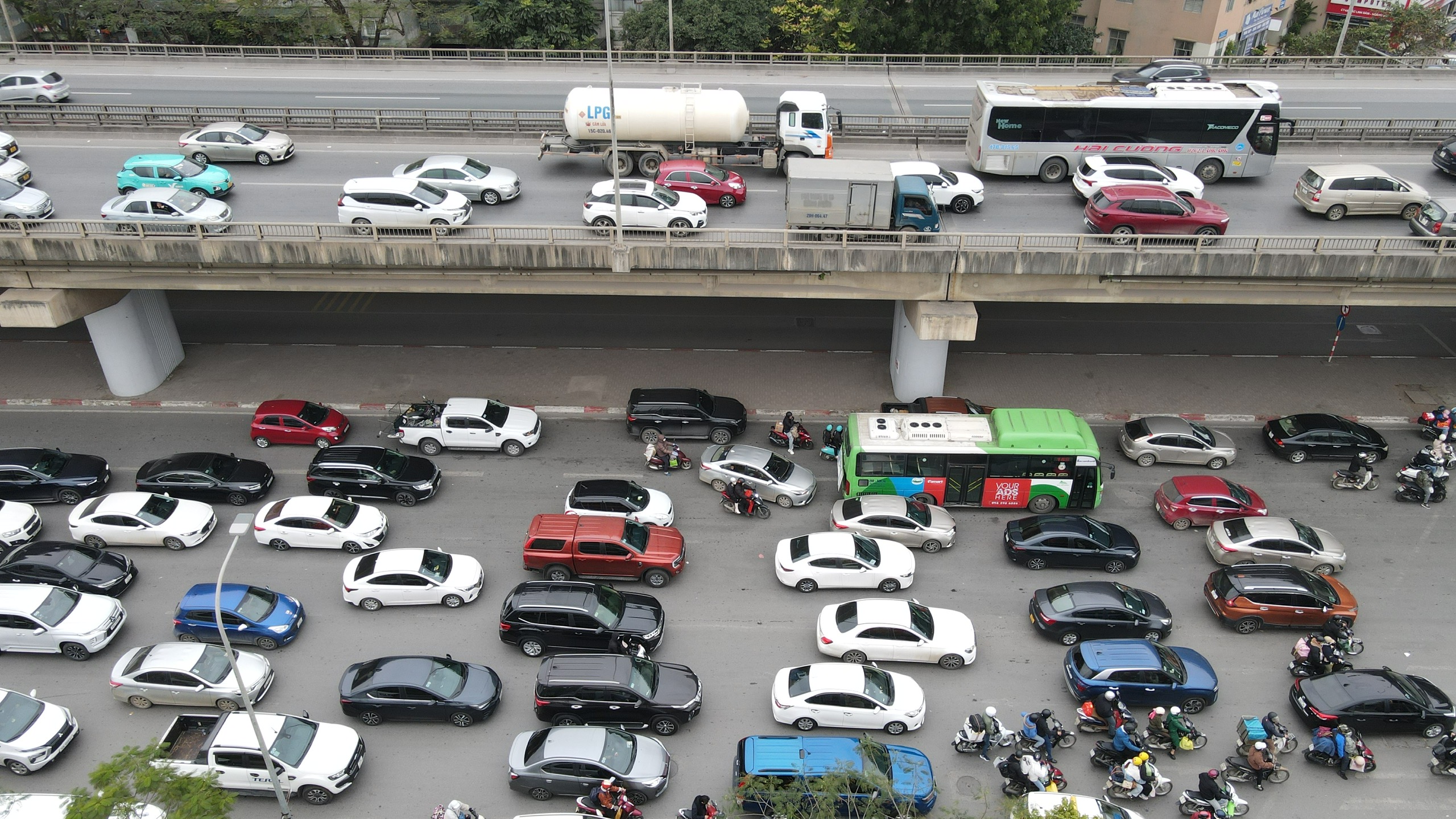 Ng&agrave;y đầu nghỉ tết Nguy&ecirc;n đ&aacute;n, cửa ng&otilde; H&agrave; Nội vẫn ken đặc người xe - Ảnh 3.