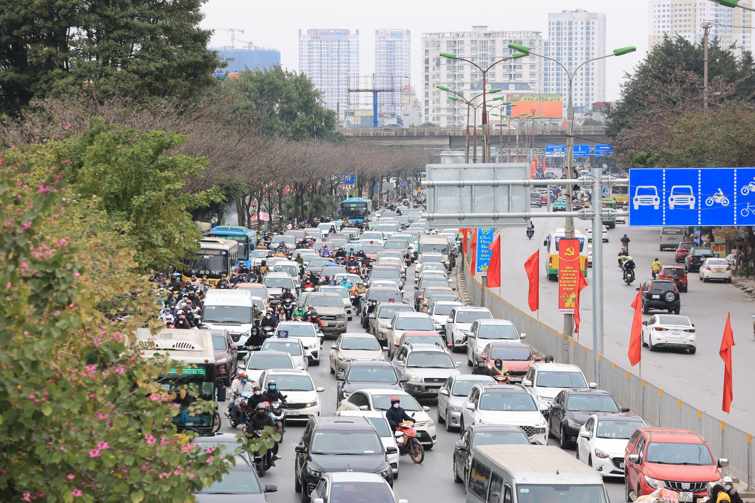 Ng&agrave;y đầu nghỉ tết Nguy&ecirc;n đ&aacute;n, cửa ng&otilde; H&agrave; Nội vẫn ken đặc người xe - Ảnh 8.