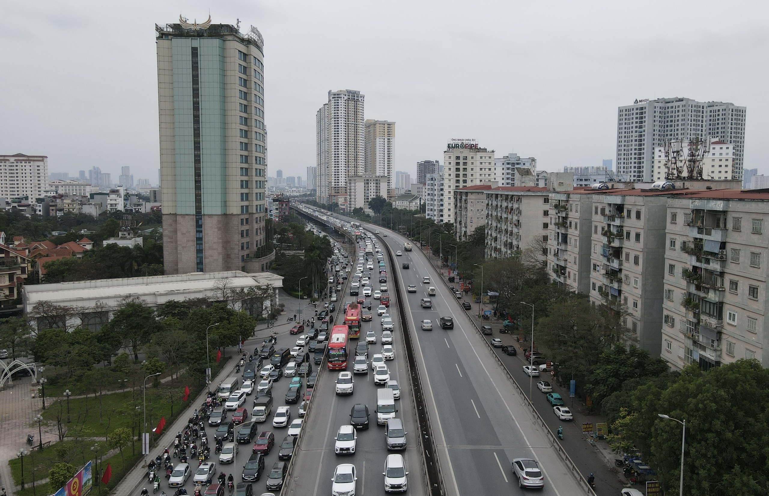 Ng&agrave;y đầu nghỉ tết Nguy&ecirc;n đ&aacute;n, cửa ng&otilde; H&agrave; Nội vẫn ken đặc người xe - Ảnh 2.