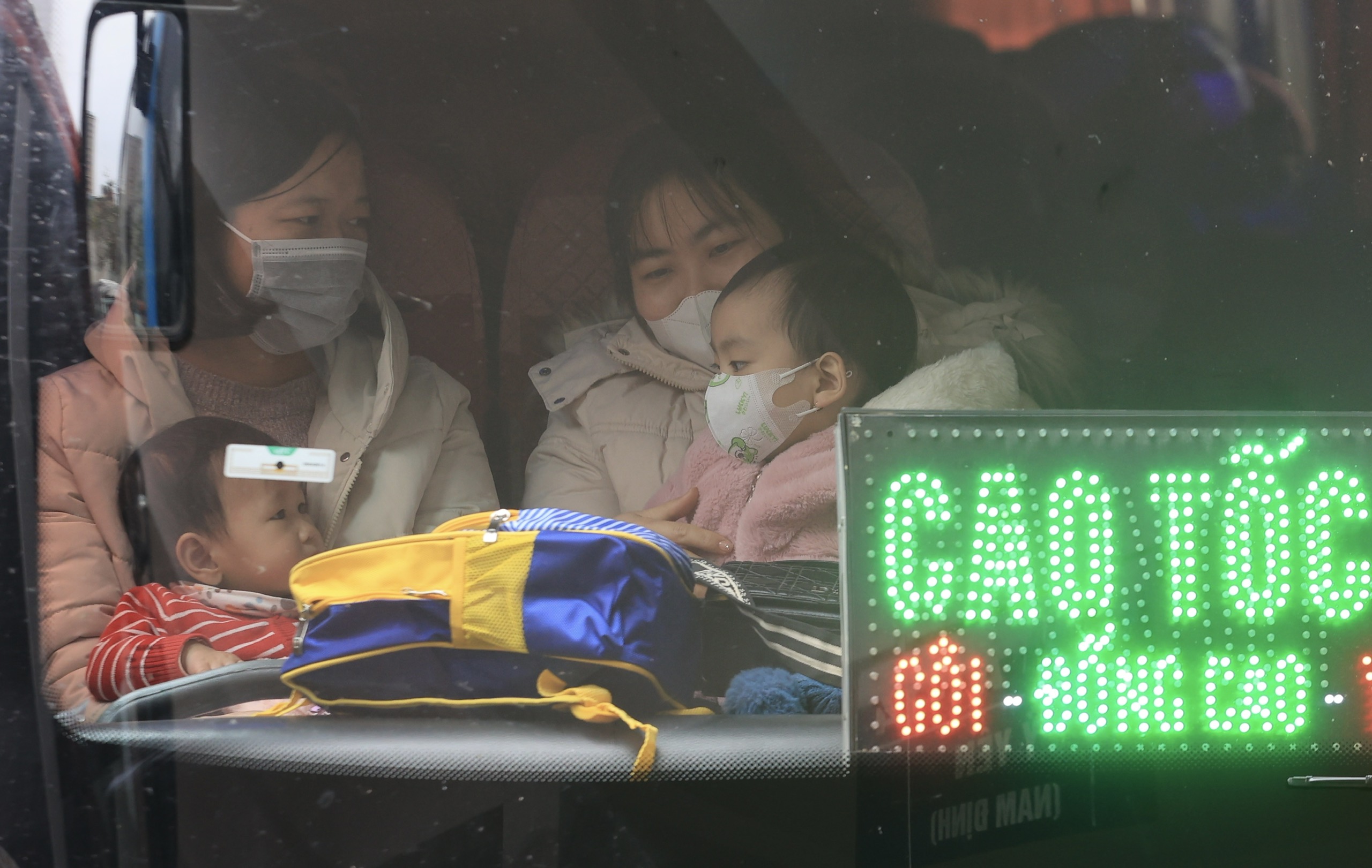 Chiều 29 Tết, bến xe Hà Nội thưa vắng dần- Ảnh 3. Chiều 29 Tết, bến xe Hà Nội thưa vắng dần- Ảnh 3.