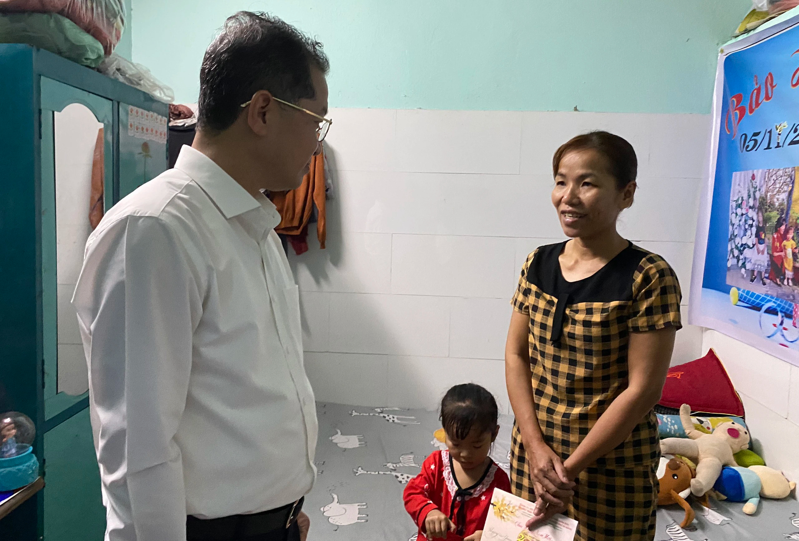 Công nhân bất ngờ khi Bí thư Đà Nẵng đến thăm ngày cận Tết- Ảnh 2. Công nhân bất ngờ khi Bí thư Đà Nẵng đến thăm ngày cận Tết- Ảnh 2.