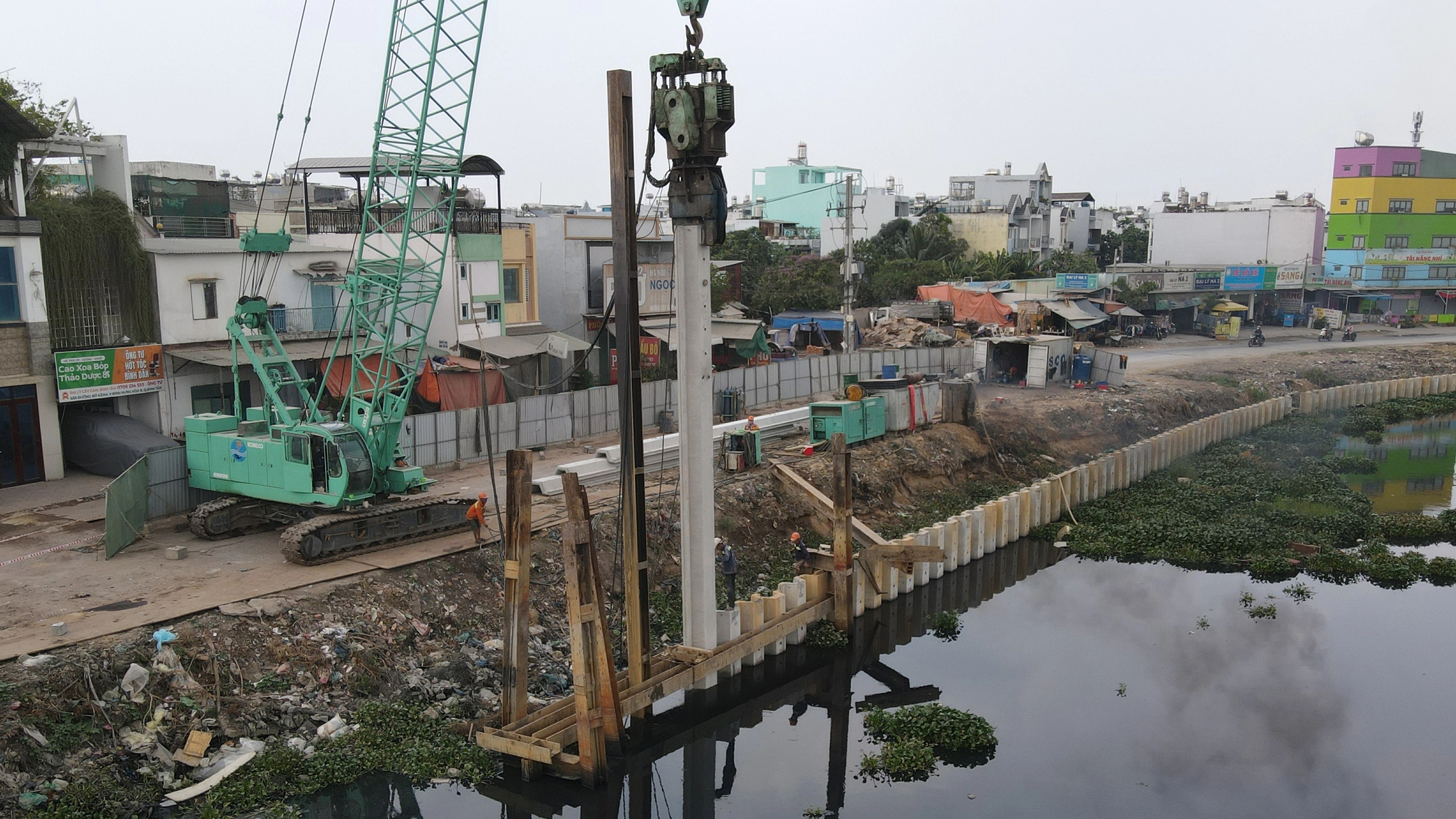 Ch&acirc;n lấm tay b&ugrave;n tr&ecirc;n c&ocirc;ng trường tuyến k&ecirc;nh d&agrave;i nhất TP.HCM ng&agrave;y Tết- Ảnh 2.